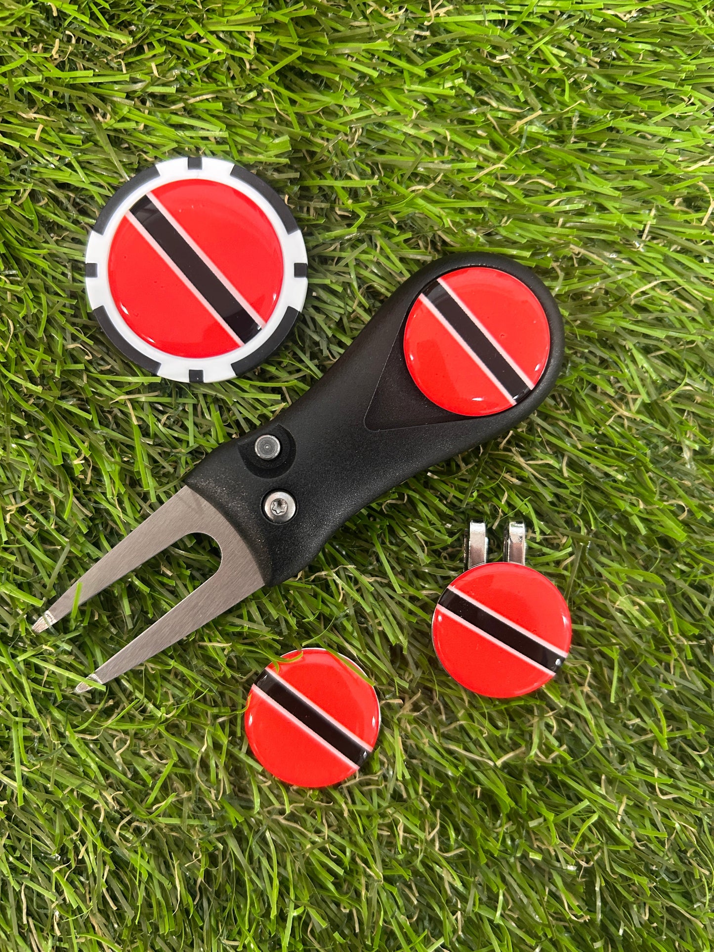 Flags of the World Plastic Pitchfork 3 Flag markers and poker chip