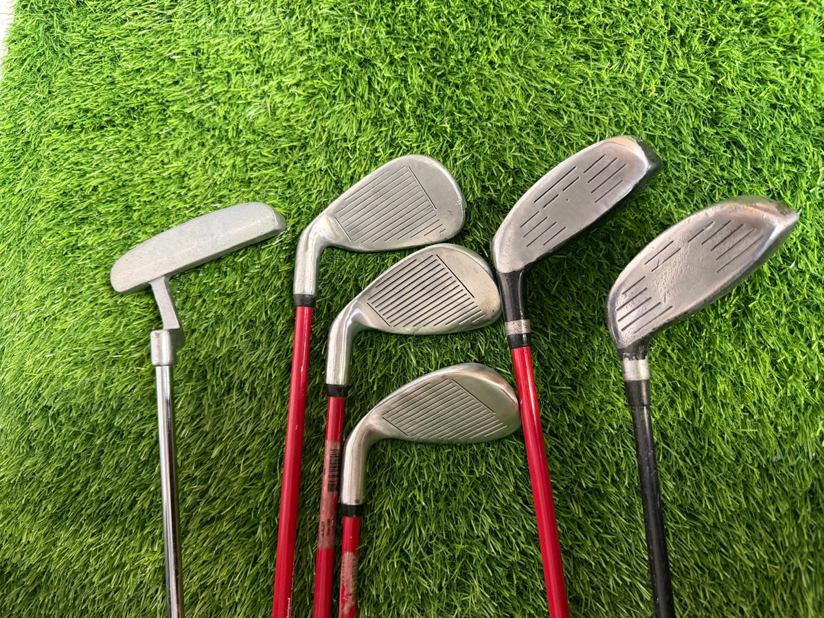 Junior Right Handed Golf Clubs and Bag Set. All in good used condition, 7 iron measures 27 inches so suitable for 5-7 year olds.