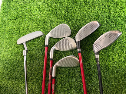 Junior Right Handed Golf Clubs and Bag Set. All in good used condition, 7 iron measures 27 inches so suitable for 5-7 year olds.