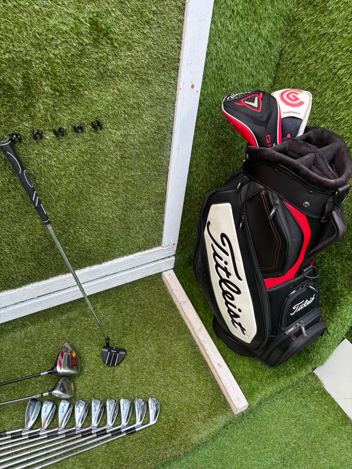 Wilson 3–SW Irons, TaylorMade Driver, Cleveland Fairway, Slazenger Putter & Titleist Cart Bag