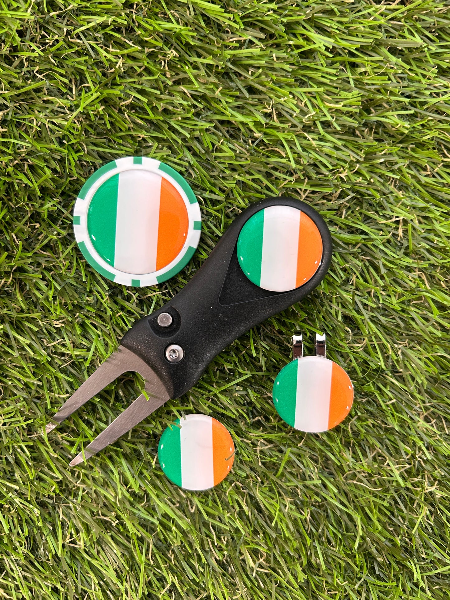 Flags of the World Traditional Pitchfork including 3 Flag markers and poker chip