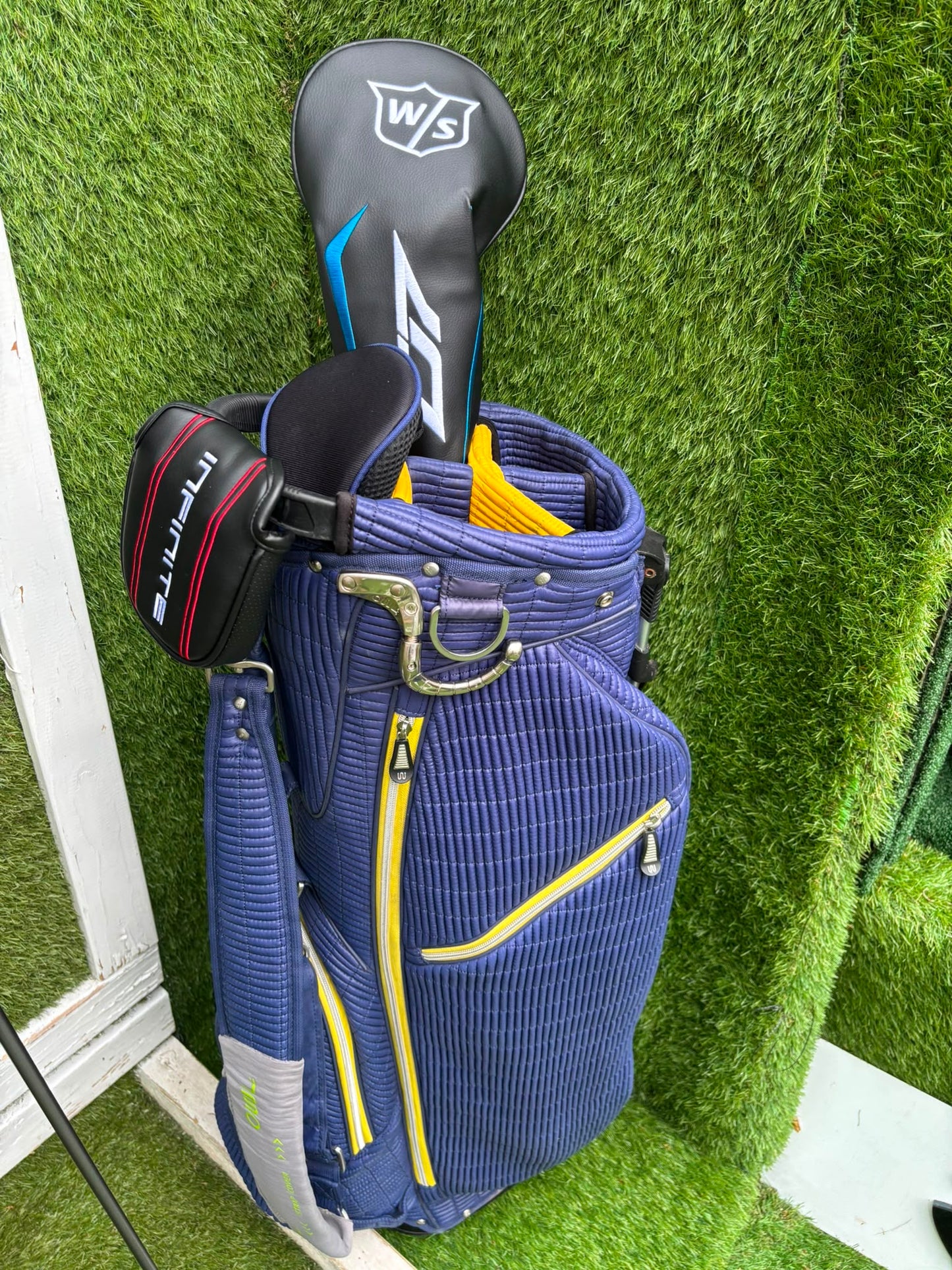 Brand New Wilson Staff D7 XS Golf Set, Brand New Driver & Irons, Brand New Infinite Bucktown Putter, Premium OUUL Stand Bag