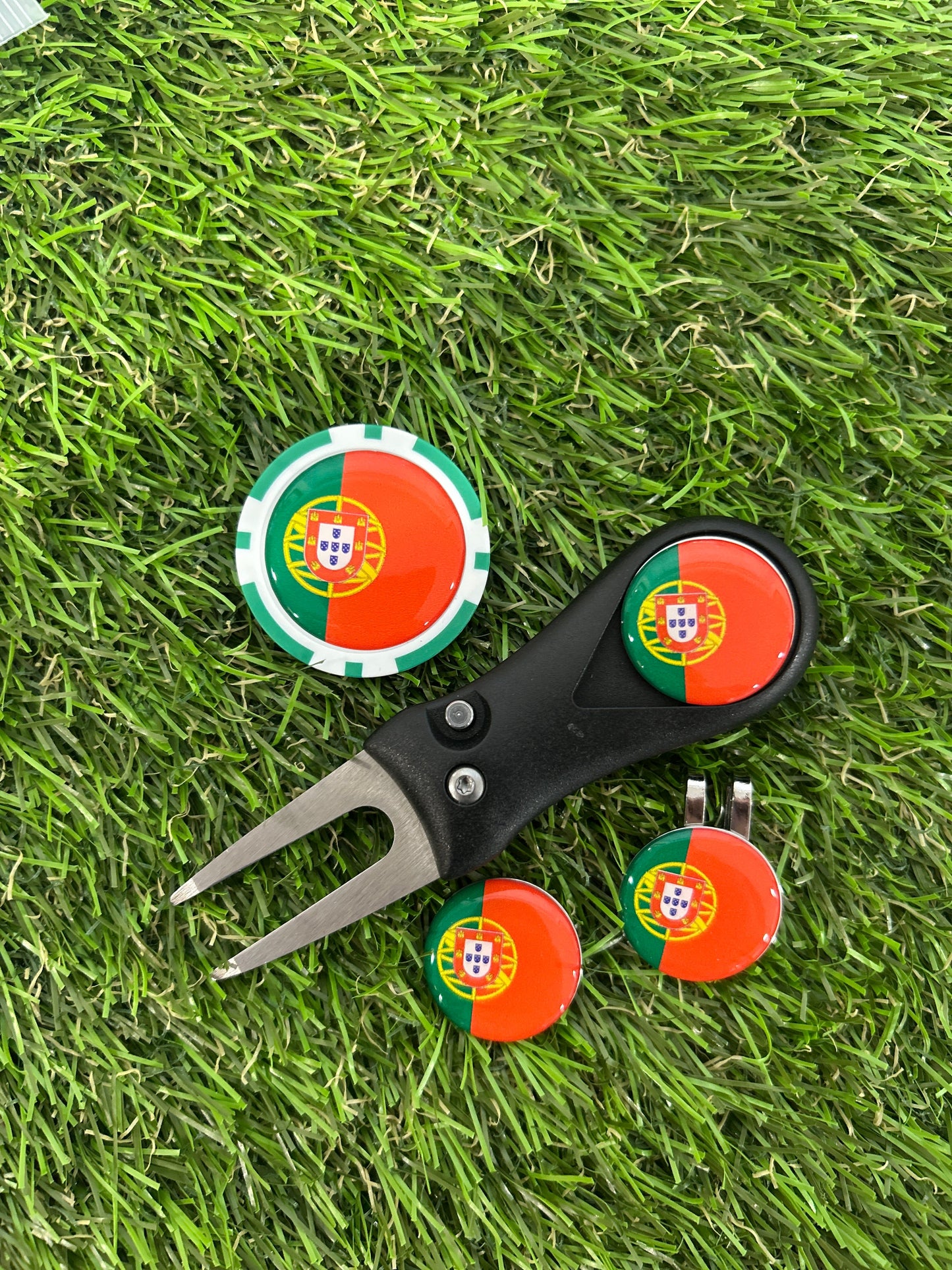 Flags of the World Plastic Pitchfork 3 Flag markers and poker chip