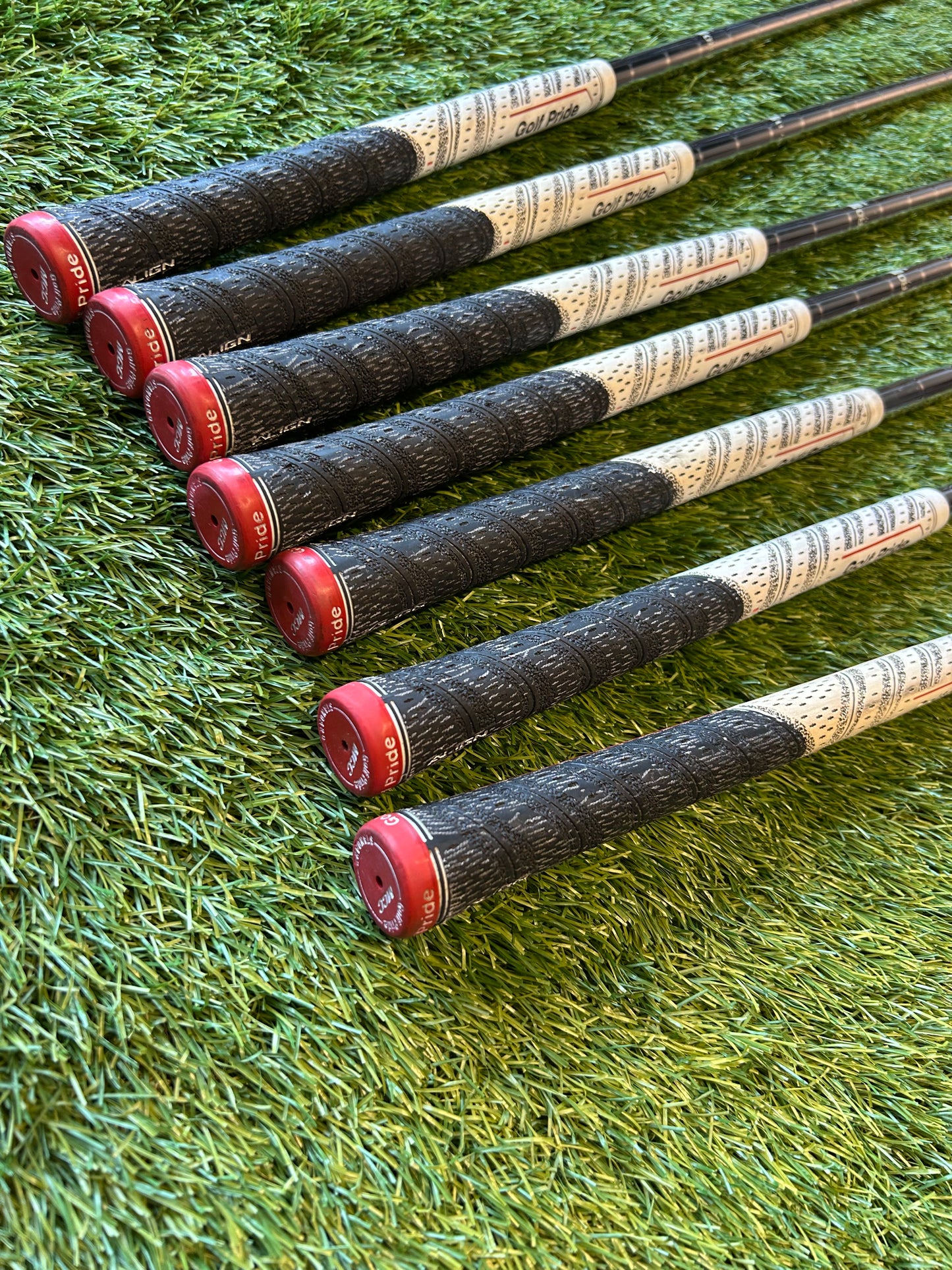 Taylormade R11 Iron set 4-PW Steel Stiff Shaft Golf Pride Standard Grip - RH