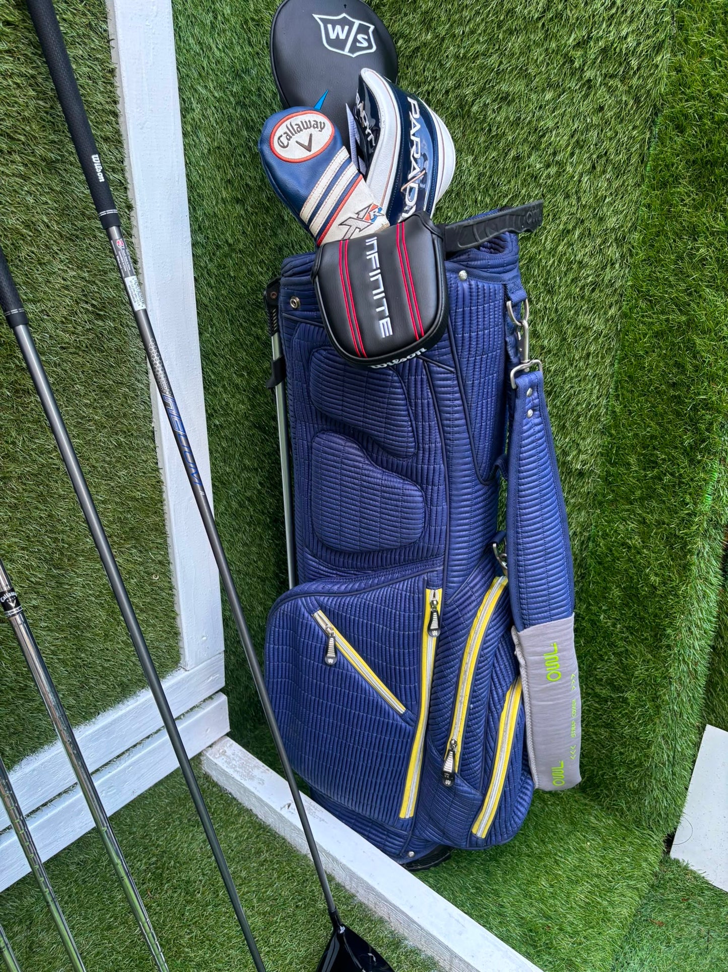 Callaway Irons, Wilson D9 Driver, Callaway Paradym X 3 Wood, Callaway X Hybrid, Wilson Infinite Putter & OUUL Premium Stand Bag