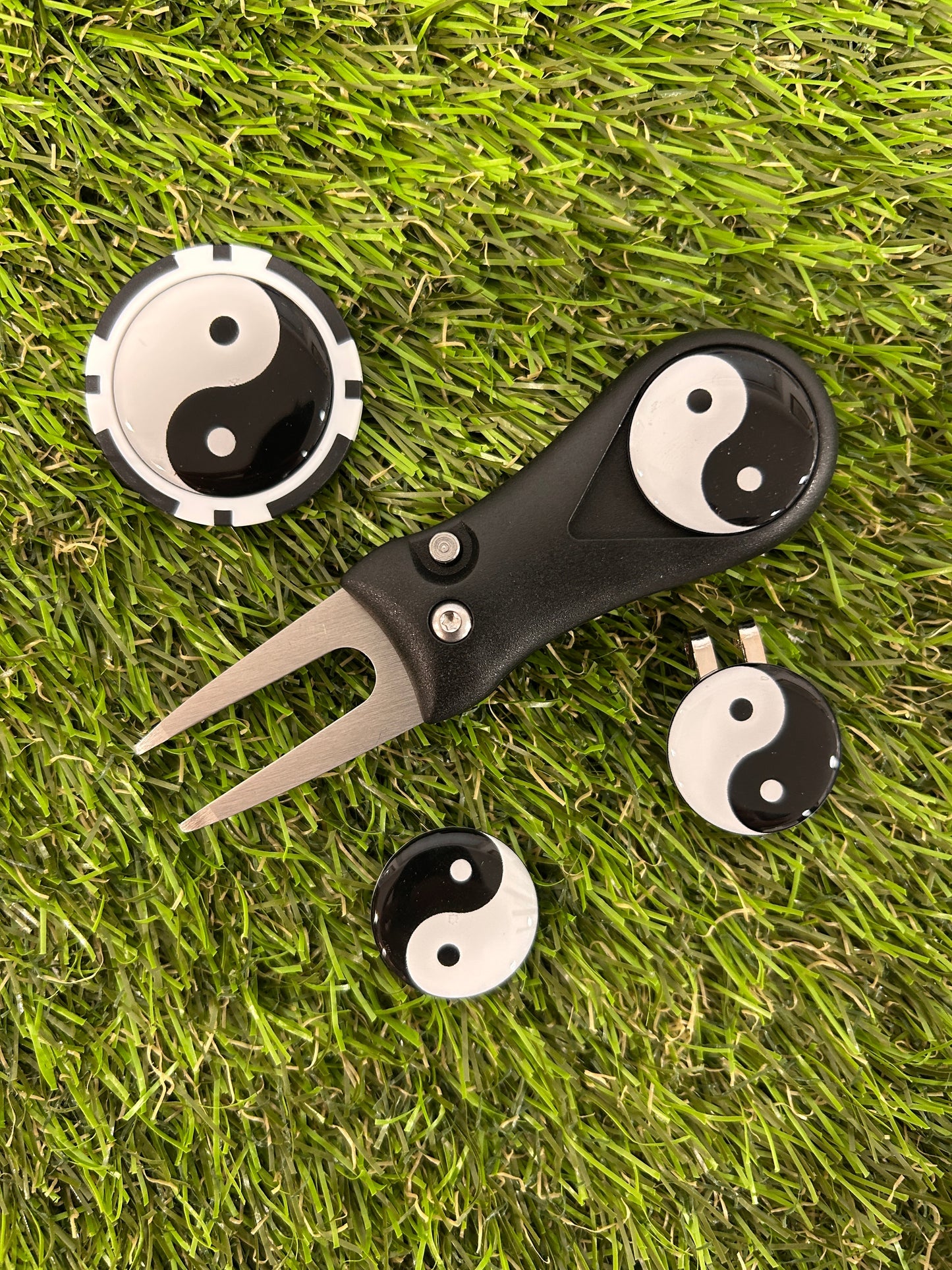 Golf Pitchfork Magnetic Hat Clip including  3 Ying Yang 25mm Markers and poker chip