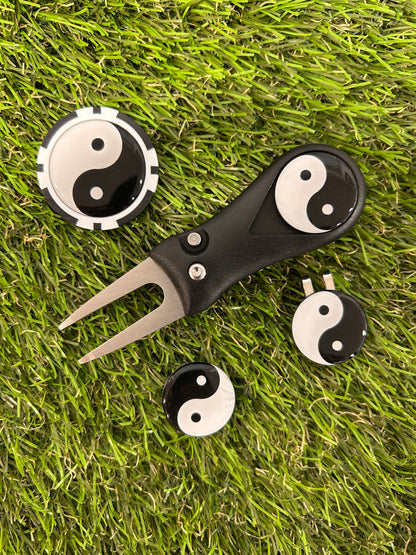 Golf Pitchfork Magnetic Hat Clip including  3 Ying Yang 25mm Markers and poker chip