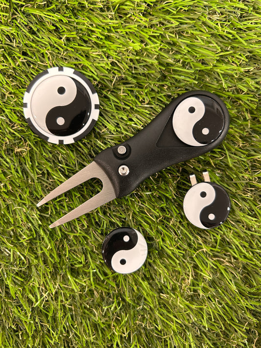 Golf Pitchfork Magnetic Hat Clip including  3 Ying Yang 25mm Markers and poker chip