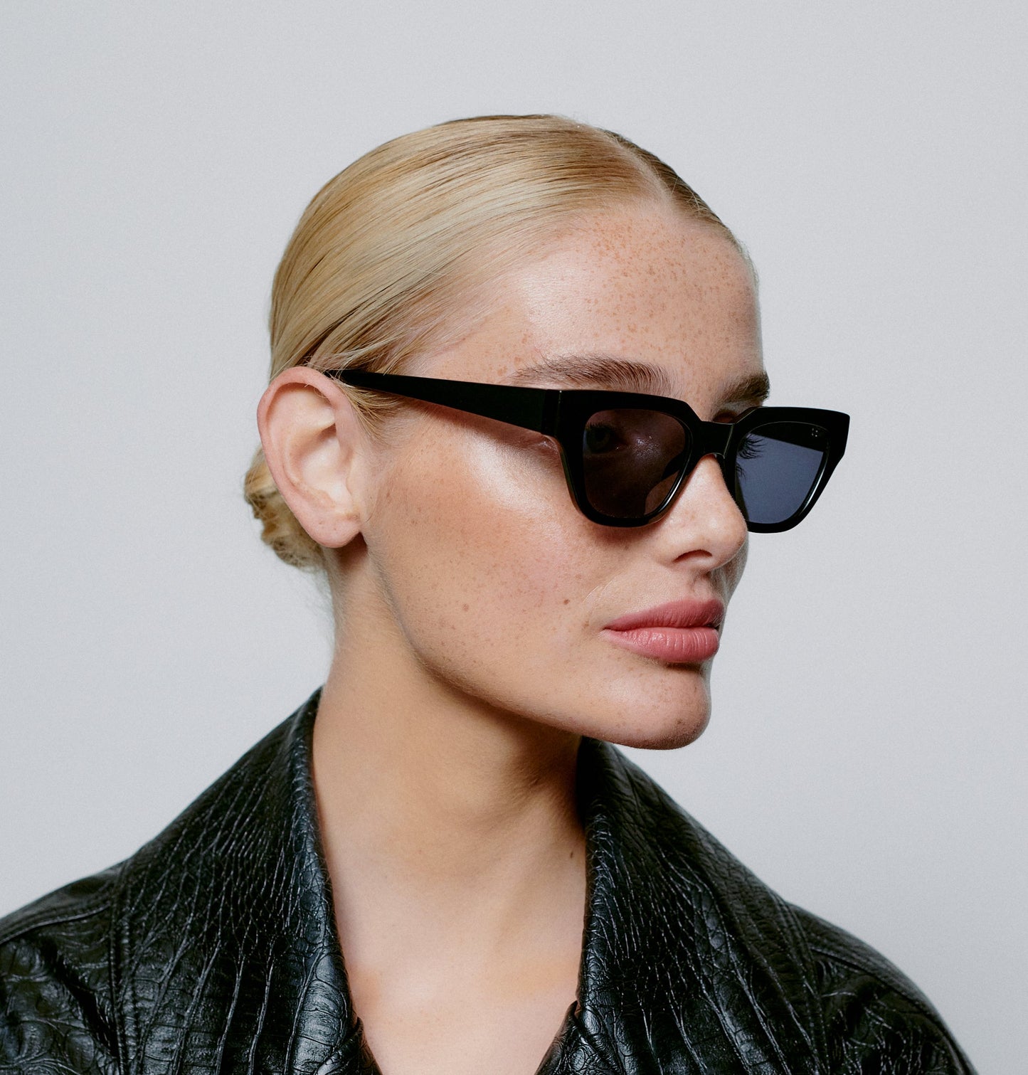 A.KJÆRBEDE KAWS Sunglasses l Black
