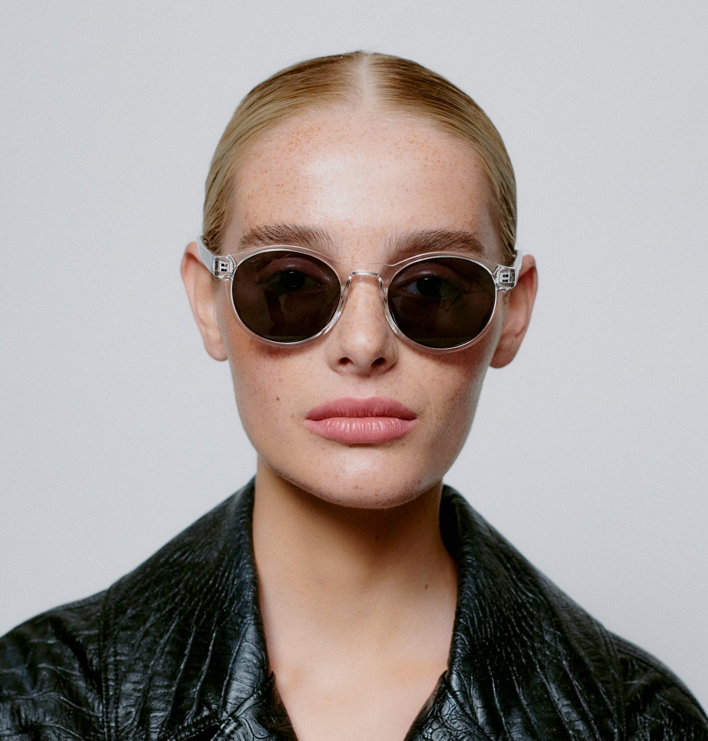 A.KJÆRBEDE (AKJAERBEDE) Marvin Sunglasses | Crystal Round Frame