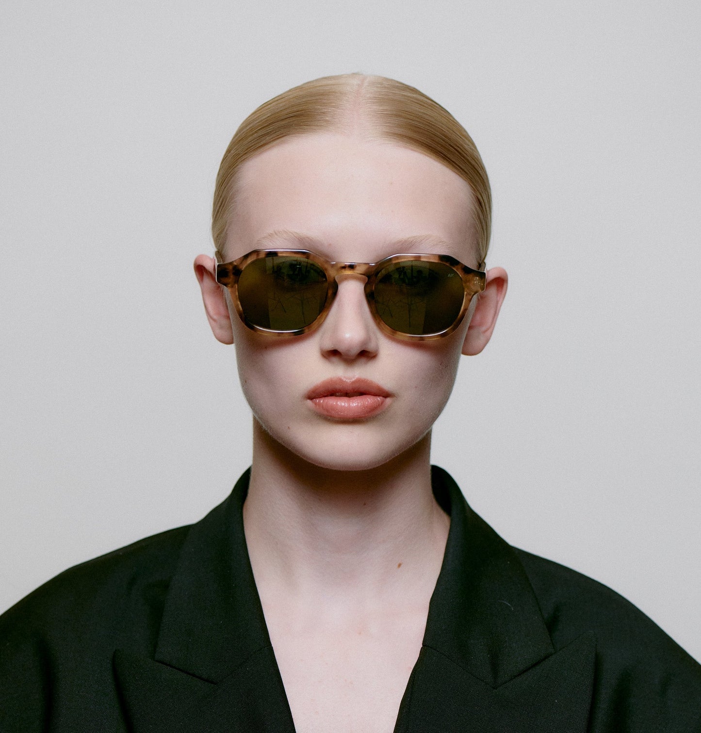 A.KJÆRBEDE (AKJAERBEDE) Zan Sunglasses | Coquina Tortoise Frame, Green Lens