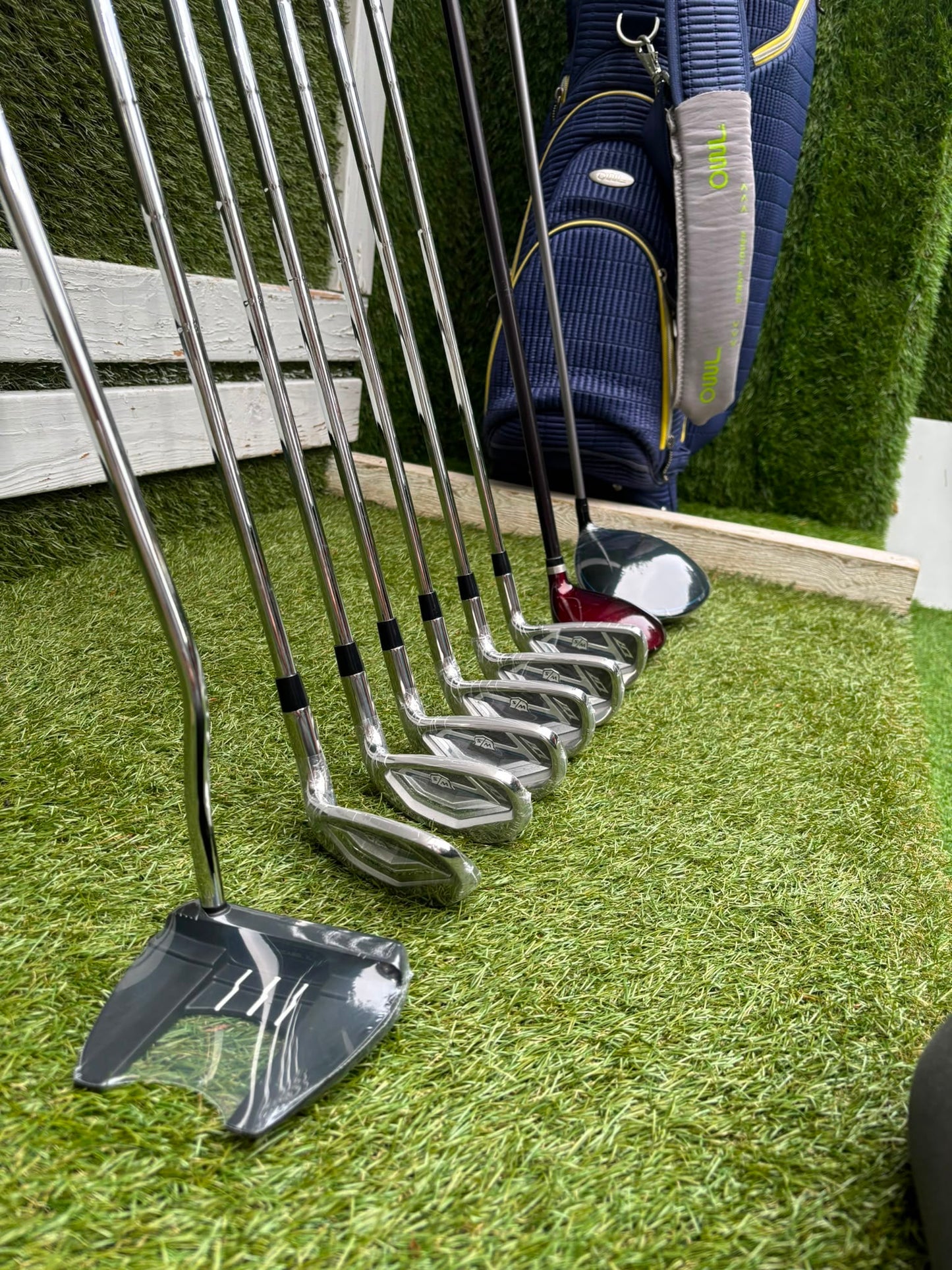 Brand New Wilson Staff D7 XS Golf Set, Brand New Driver & Irons, Brand New Infinite Bucktown Putter, Premium OUUL Stand Bag