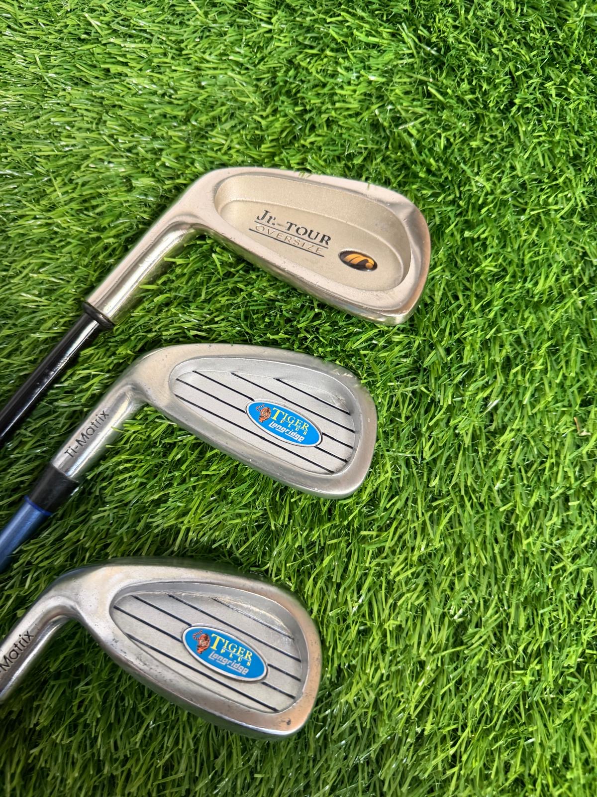 Junior Left Handed Golf Clubs and Bag Set. All in good used condition, 7 iron measures 32 inches so suitable for 9-12 year olds.