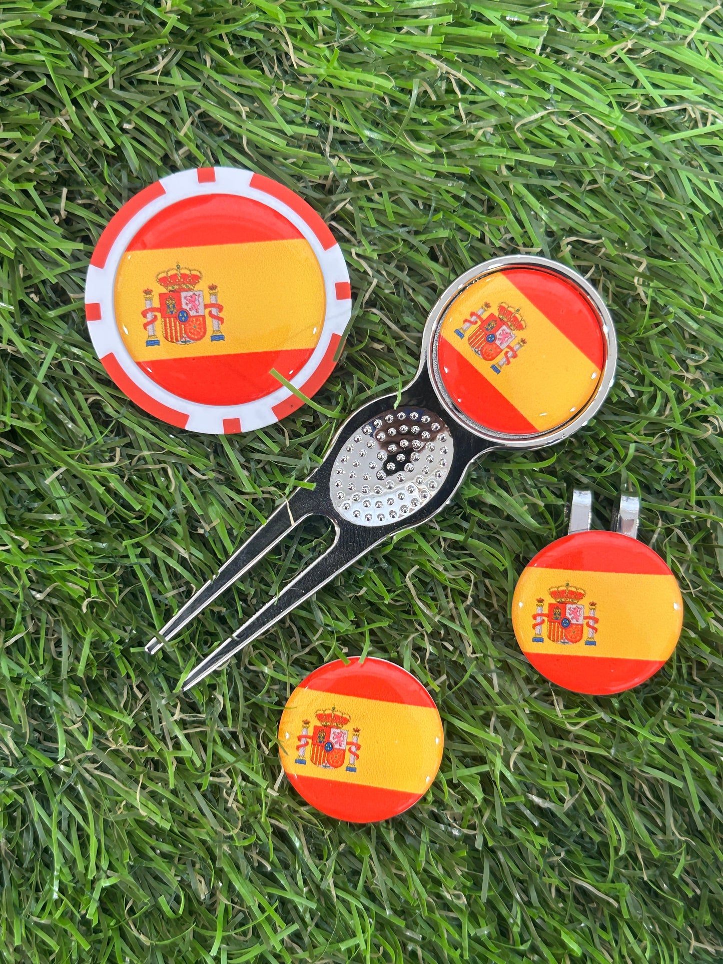 Flags of the World Traditional Pitchfork including 3 Flag markers and poker chip