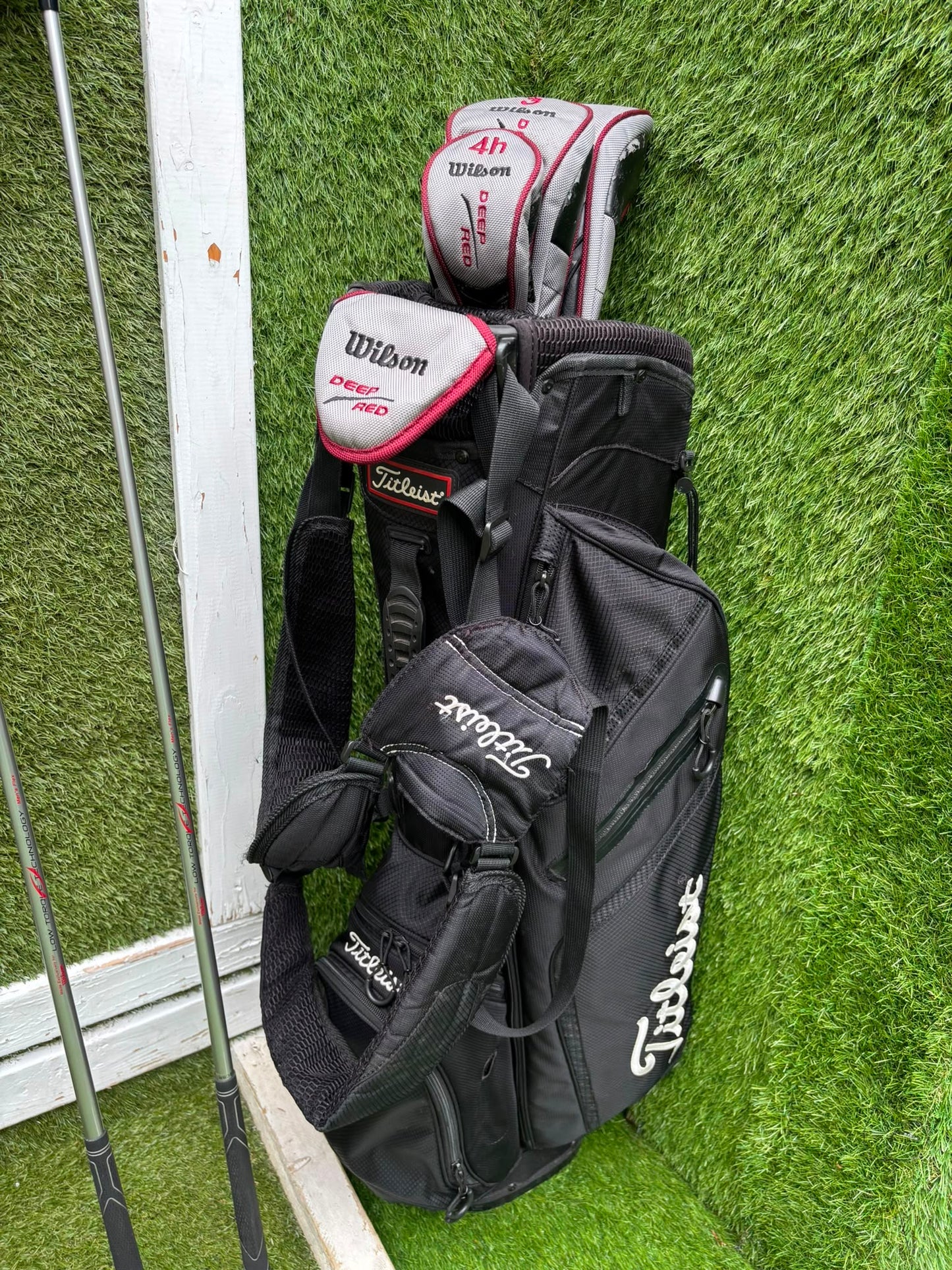 Wilson Deep Red Full Matching Golf Set (5–SW) with Titleist Stand Bag