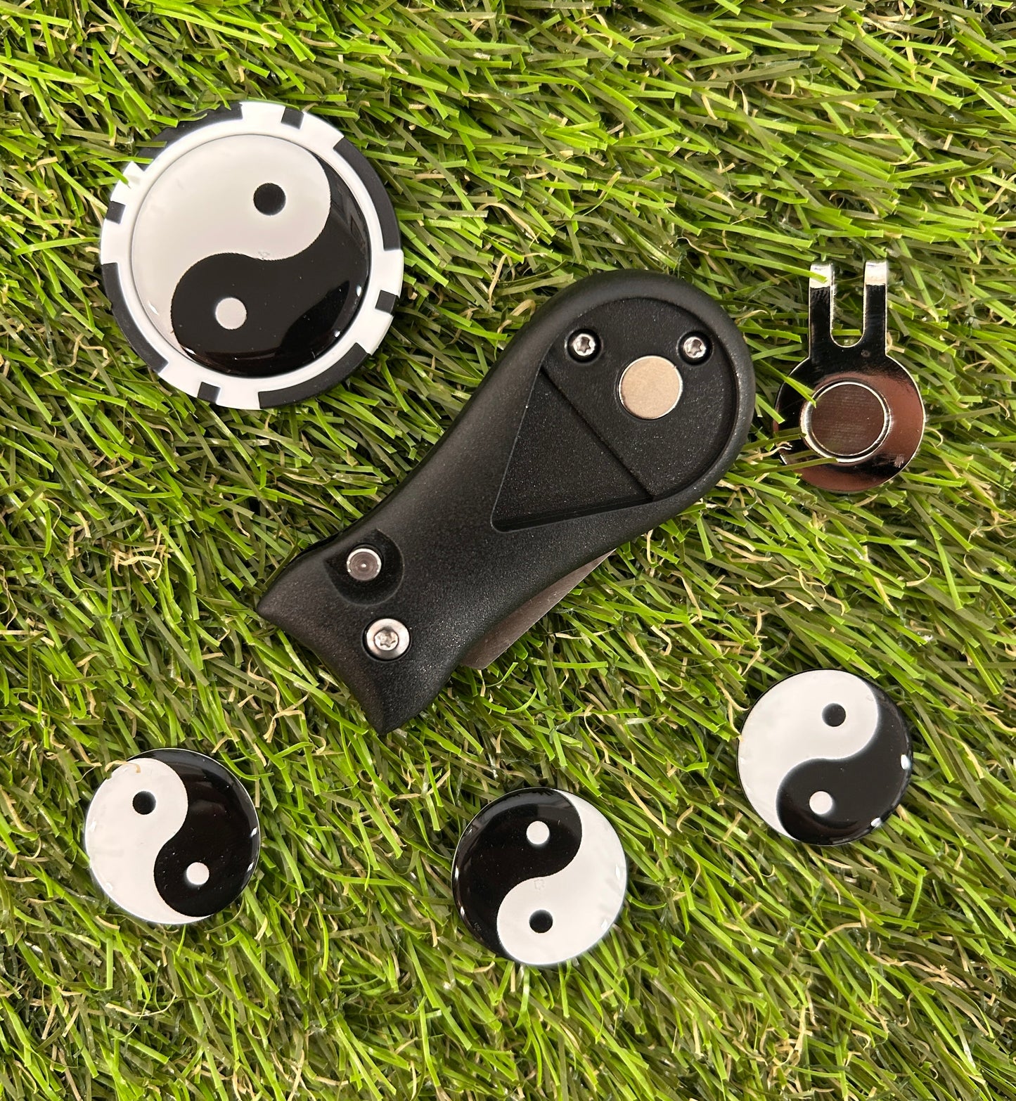 Golf Pitchfork Magnetic Hat Clip including  3 Ying Yang 25mm Markers and poker chip