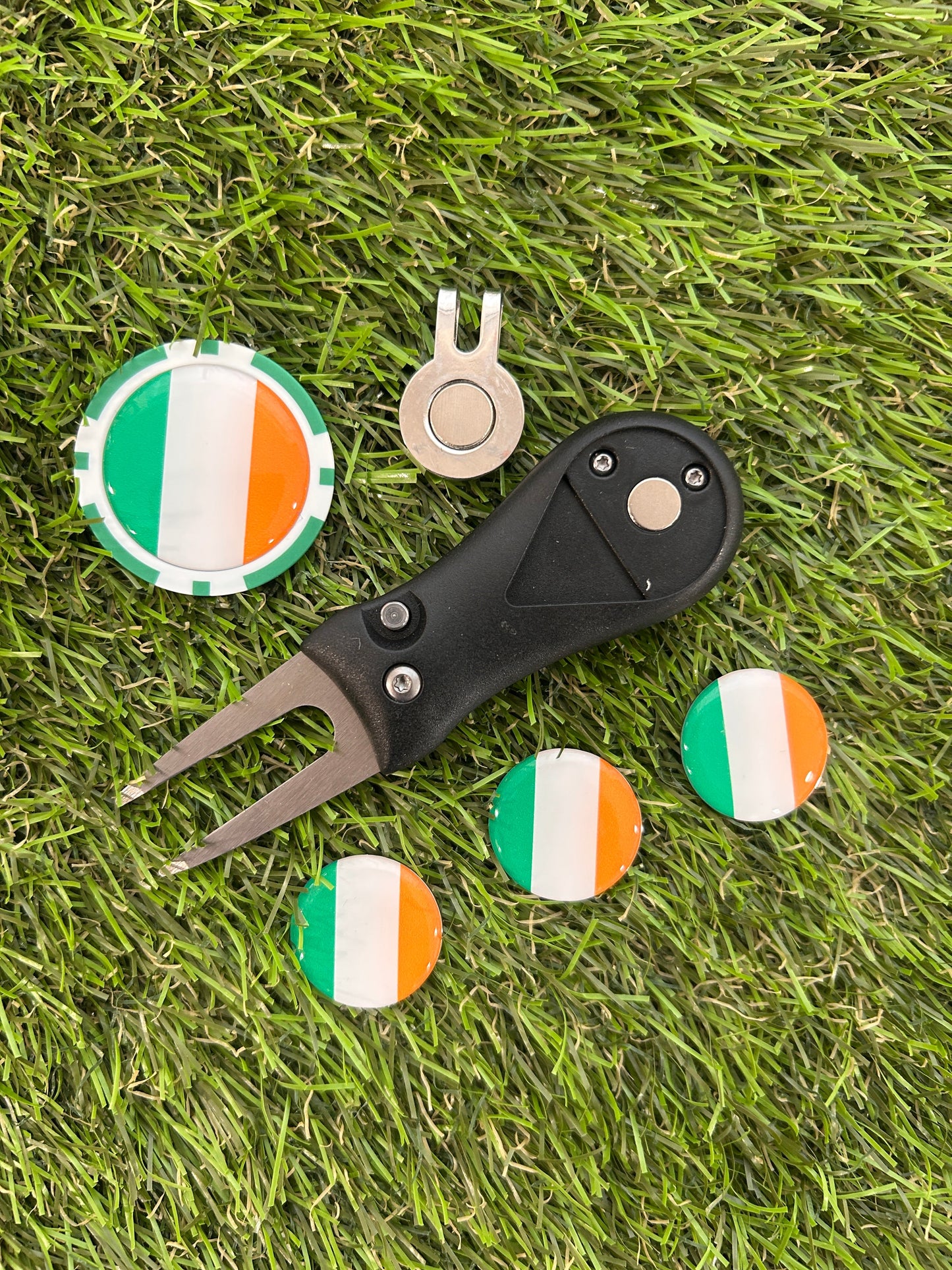 Flags of the World Plastic Pitchfork 3 Flag markers and poker chip