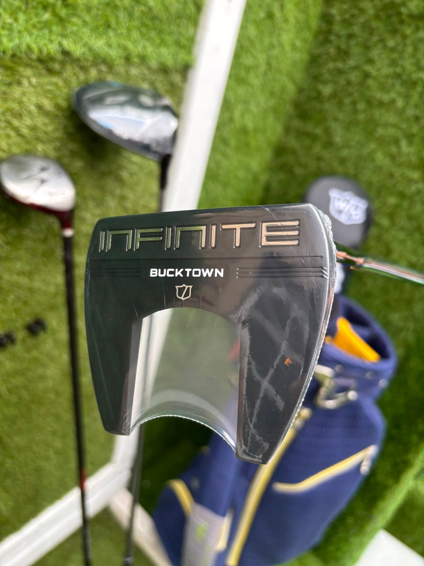 Brand New Wilson Staff D7 XS Golf Set, Brand New Driver & Irons, Brand New Infinite Bucktown Putter, Premium OUUL Stand Bag