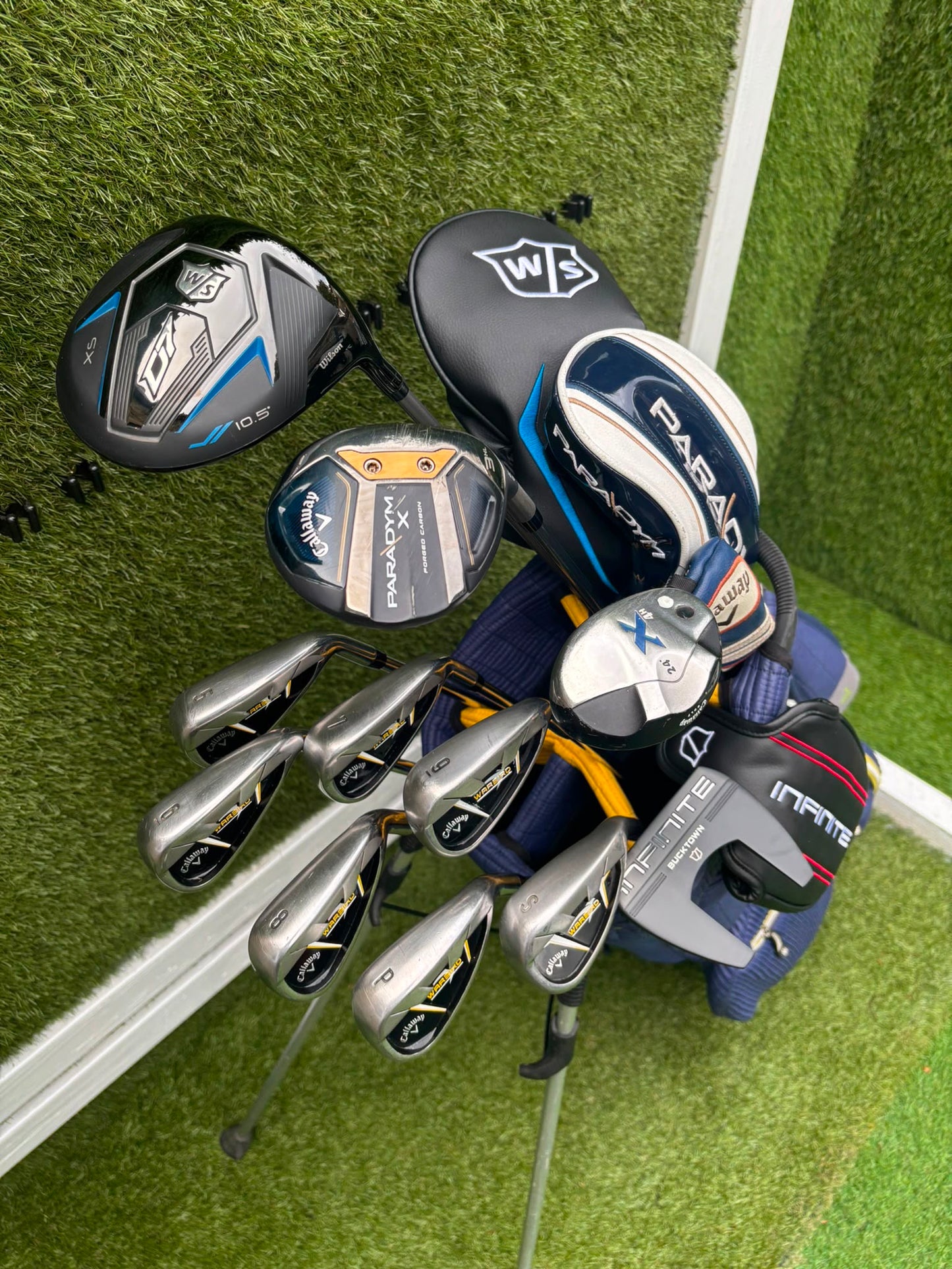 Callaway Irons, Wilson D9 Driver, Callaway Paradym X 3 Wood, Callaway X Hybrid, Wilson Infinite Putter & OUUL Premium Stand Bag