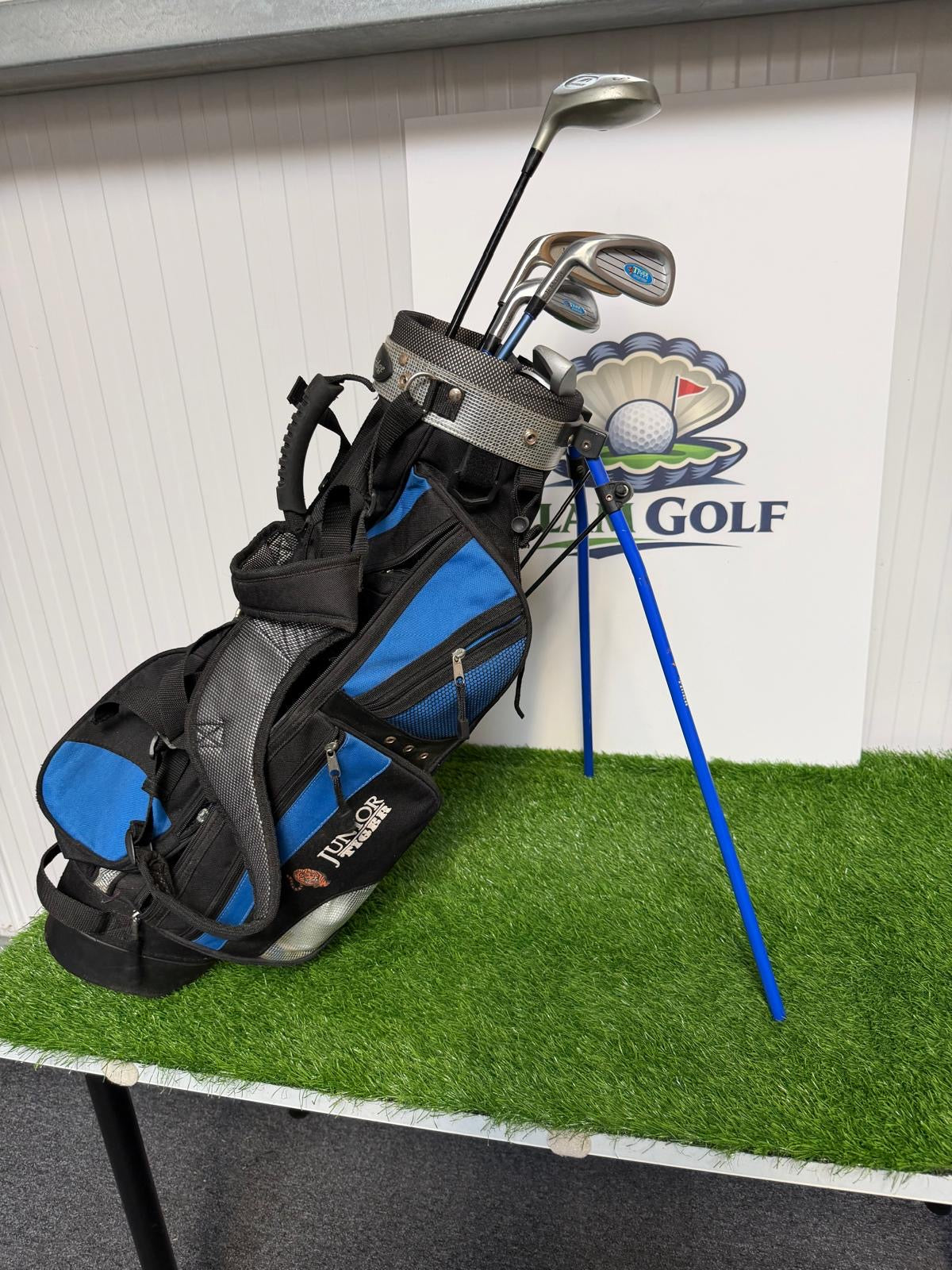 Junior Left Handed Golf Clubs and Bag Set. All in good used condition, 7 iron measures 32 inches so suitable for 9-12 year olds.