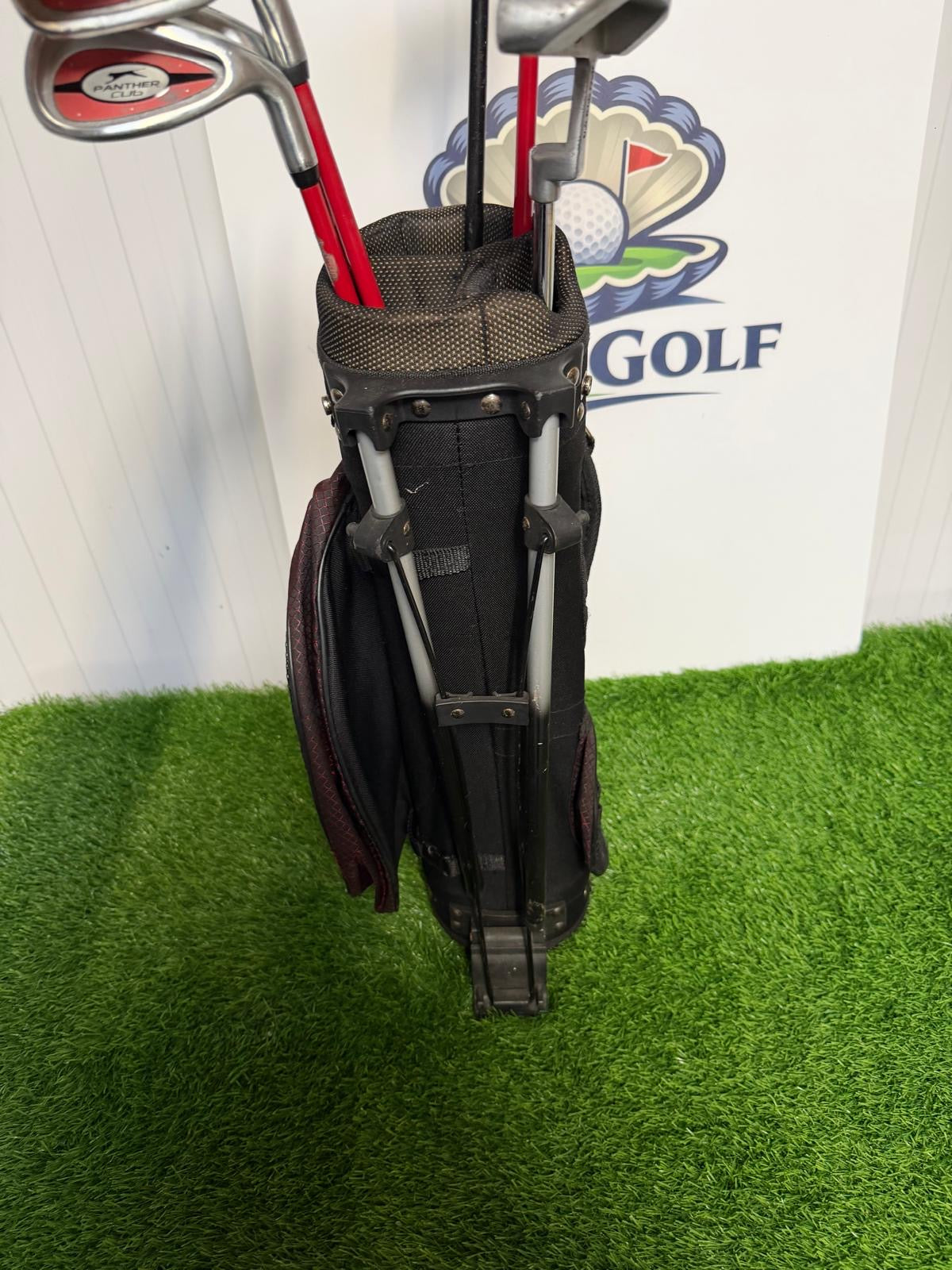 Junior Right Handed Golf Clubs and Bag Set. All in good used condition, 7 iron measures 27 inches so suitable for 5-7 year olds.