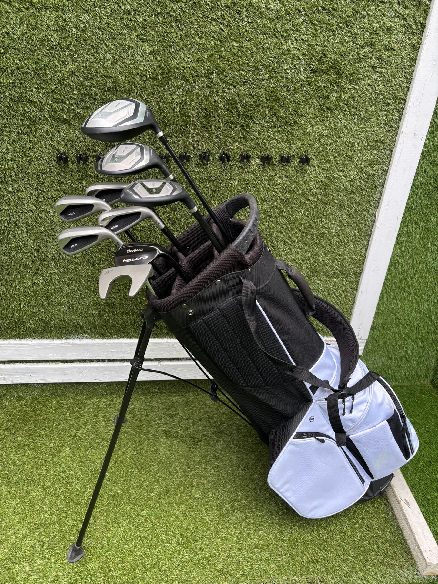 Inesis 100 Golf Set with Matching Woods, Cleveland 56° Wedge & Inesis Light Stand Bag