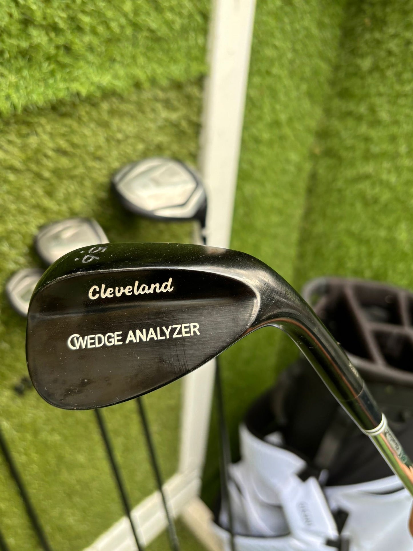 Inesis 100 Golf Set with Matching Woods, Cleveland 56° Wedge & Inesis Light Stand Bag