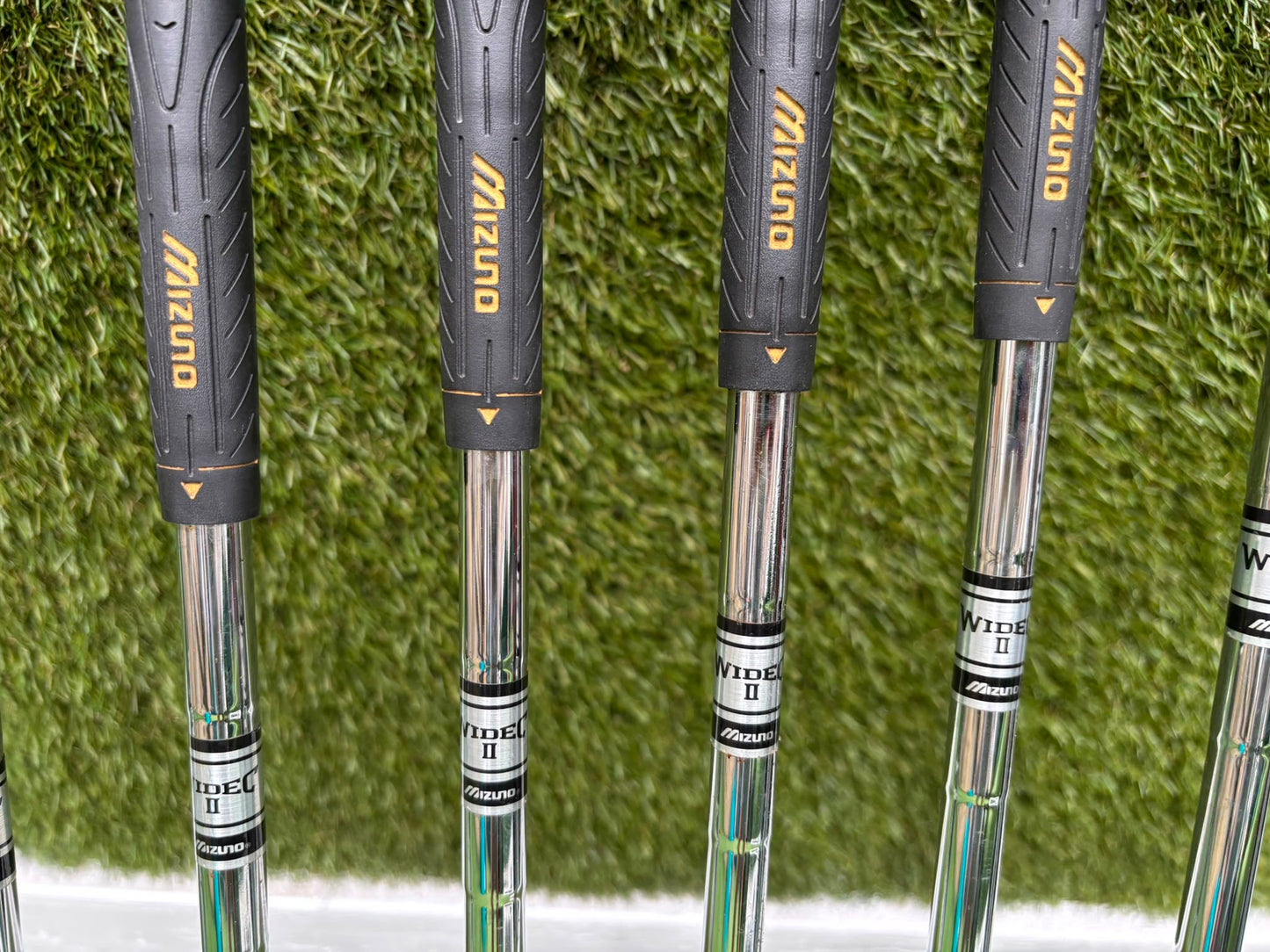 Mizuno Widec II Irons, Titleist 913 Driver, Callaway X Hot Woods, Wilson Infinite Putter & Titleist StaDry Cart Bag