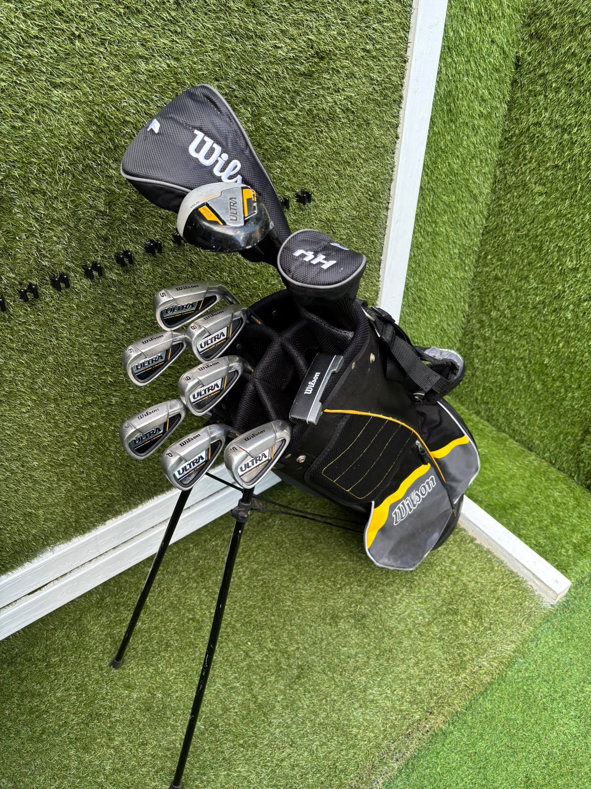 Wilson Ultra High Launch Complete Golf Set – 5–SW Irons, Matching Woods, Putter & Wilson Stand Bag