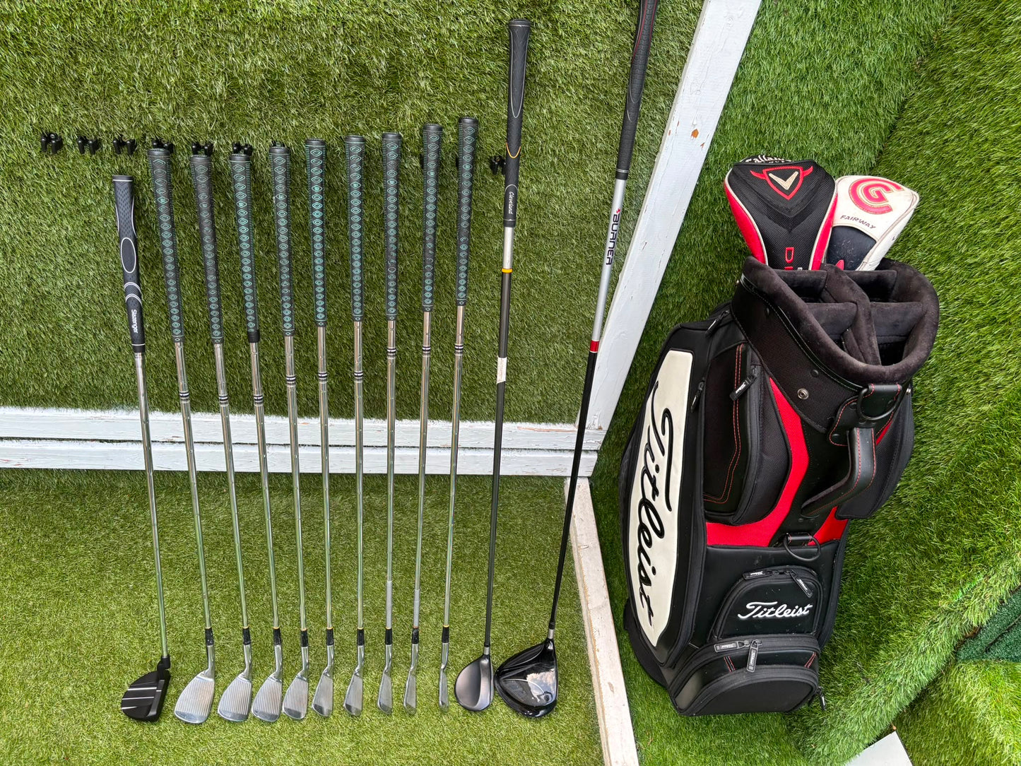 Wilson 3–SW Irons, TaylorMade Driver, Cleveland Fairway, Slazenger Putter & Titleist Cart Bag