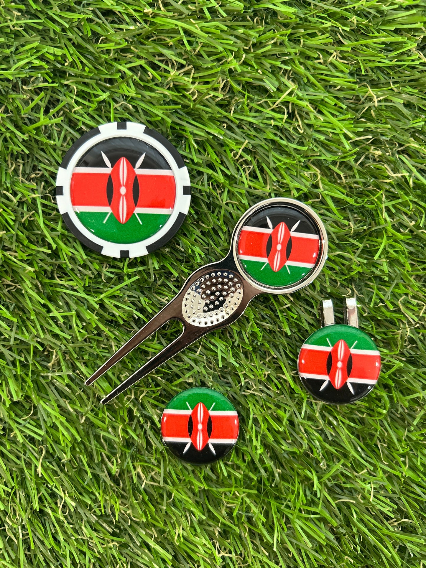 Flags of the World Traditional Pitchfork including 3 Flag markers and poker chip