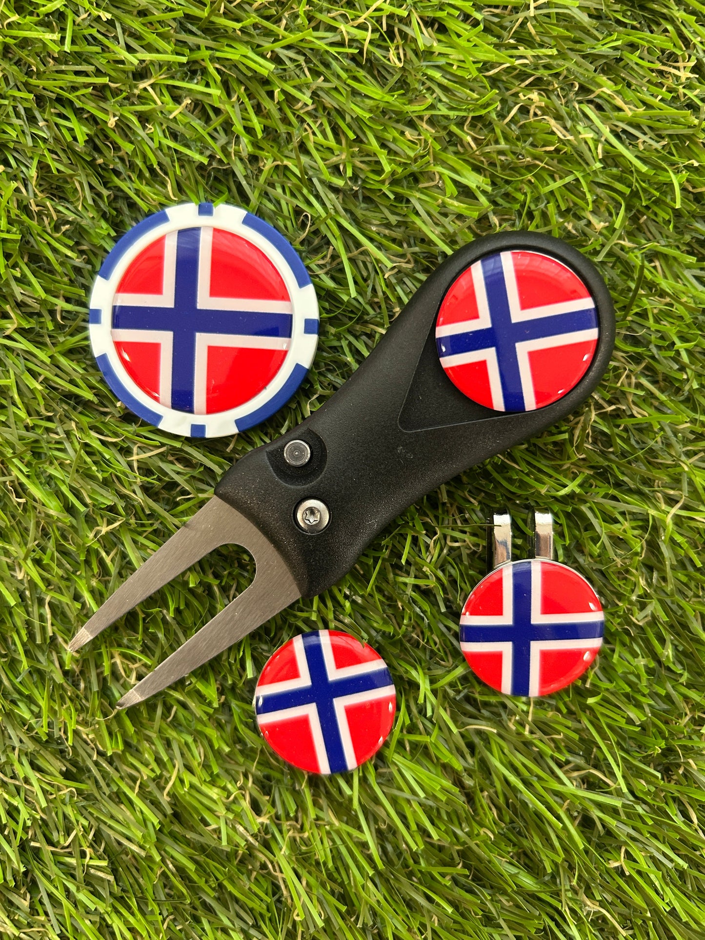 Flags of the World Plastic Pitchfork 3 Flag markers and poker chip