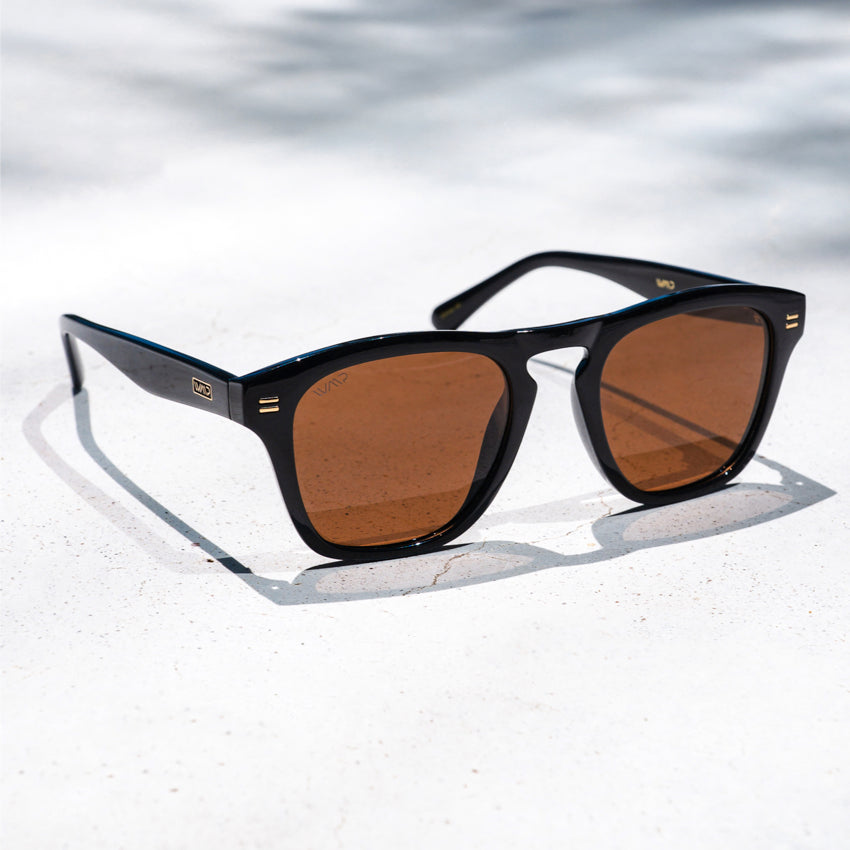 Lunettes de soleil unisexes modernes DASH en noir brillant par WMP Eyewear
