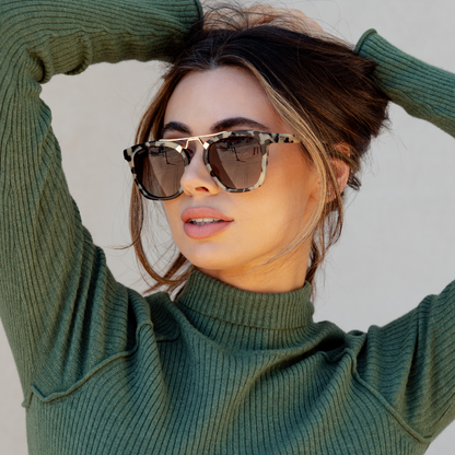Lunettes de soleil oversize DEMI pour femme, couleur écaille beige, par WMP Eyewear UK