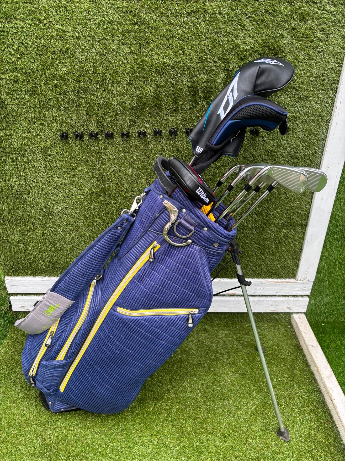 Brand New Wilson Staff D7 XS Golf Set, Brand New Driver & Irons, Brand New Infinite Bucktown Putter, Premium OUUL Stand Bag
