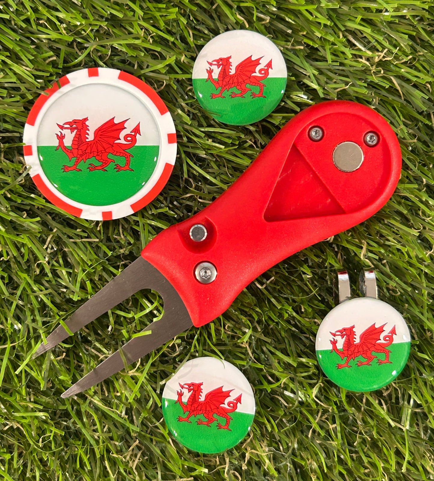 Golf Pitchfork Magnetic Hat Clip With 3 Welsh Flag Markers And Poker Chip