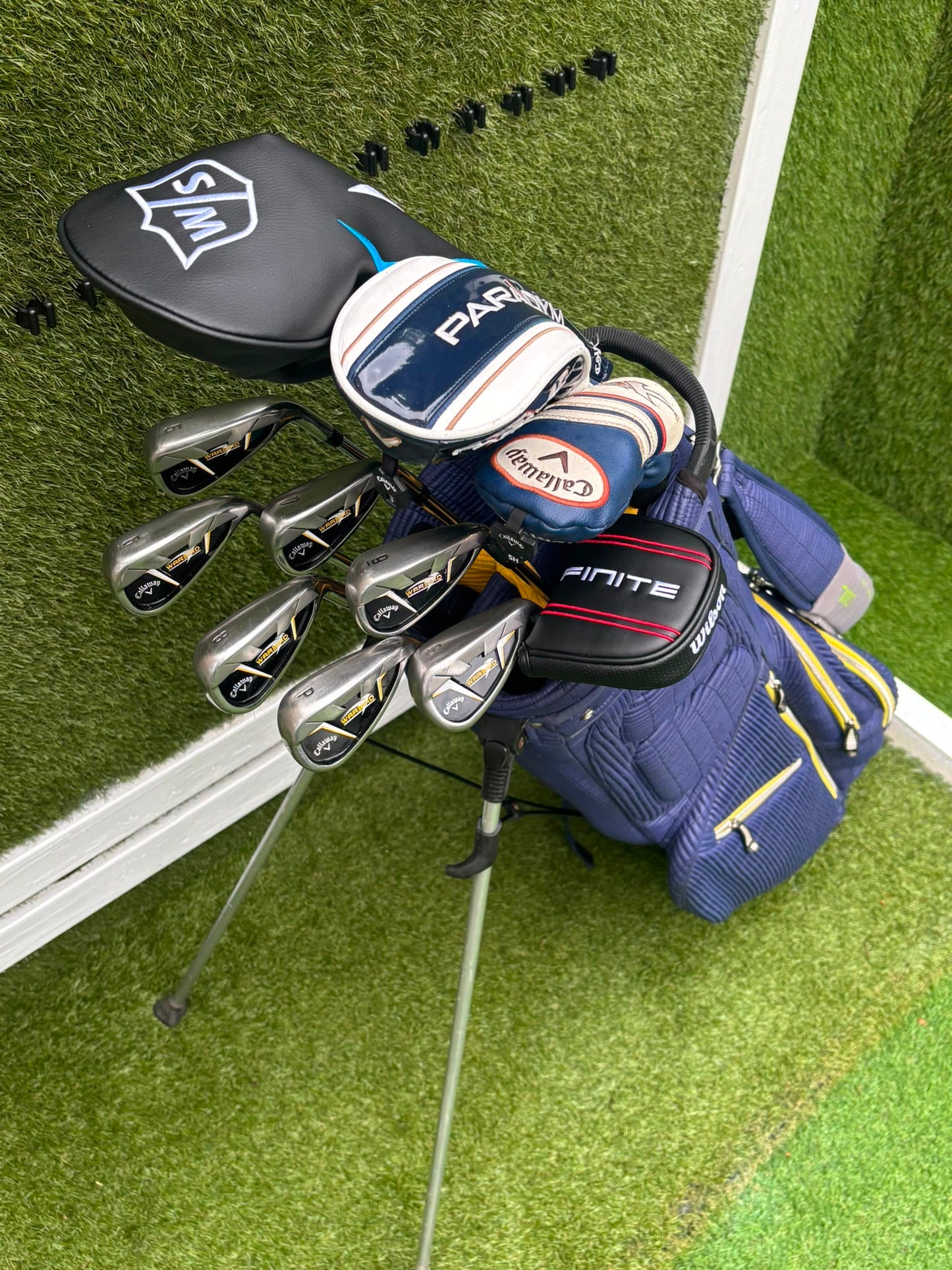Callaway Irons, Wilson D9 Driver, Callaway Paradym X 3 Wood, Callaway X Hybrid, Wilson Infinite Putter & OUUL Premium Stand Bag