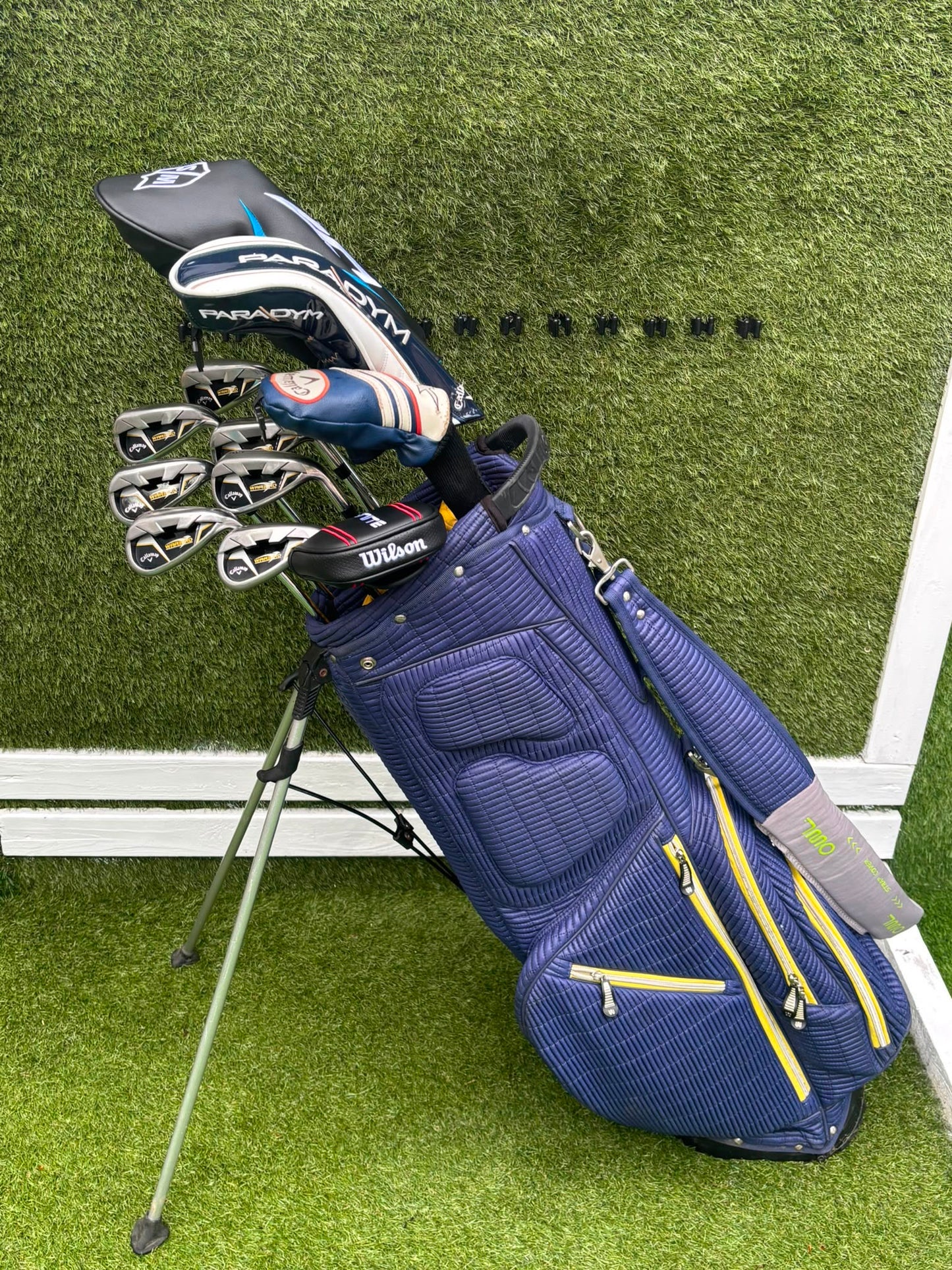 Callaway Irons, Wilson D9 Driver, Callaway Paradym X 3 Wood, Callaway X Hybrid, Wilson Infinite Putter & OUUL Premium Stand Bag