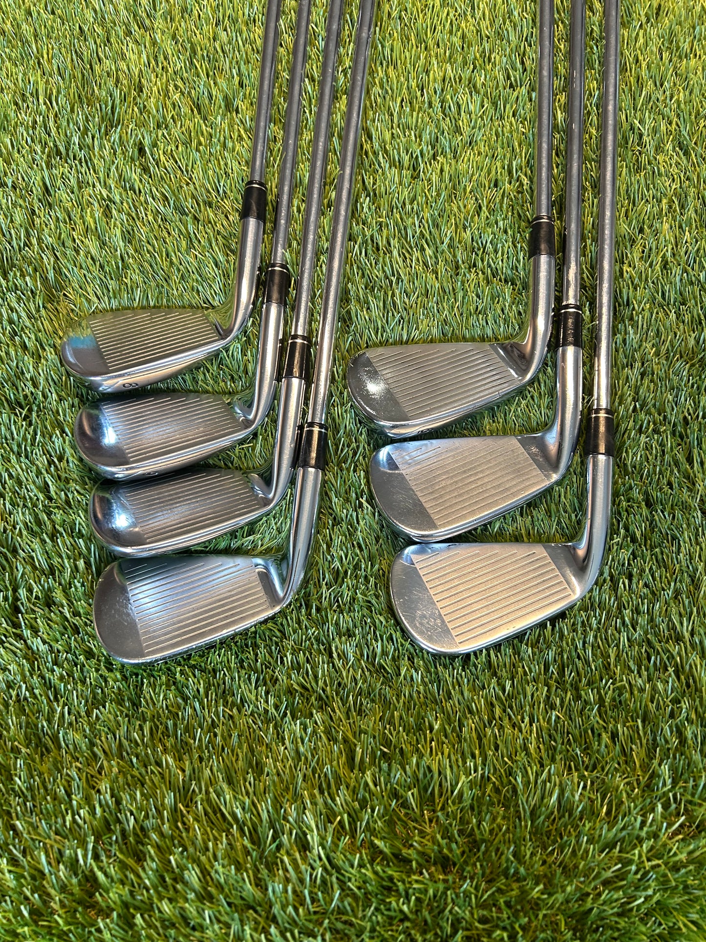 Taylormade R11 Iron set 4-PW Steel Stiff Shaft Golf Pride Standard Grip - RH