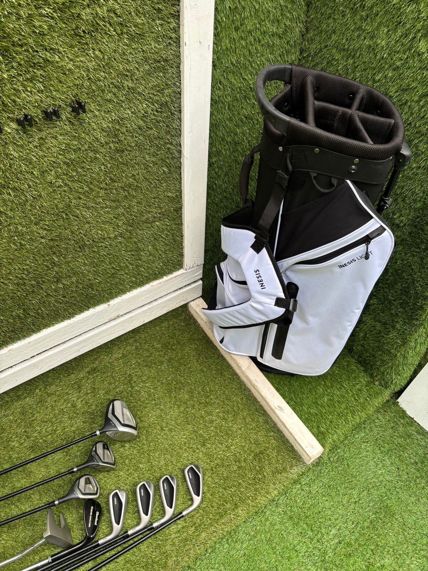 Inesis 100 Golf Set with Matching Woods, Cleveland 56° Wedge & Inesis Light Stand Bag