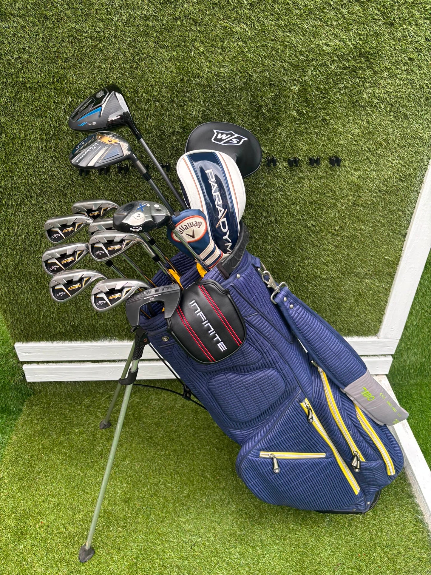 Callaway Irons, Wilson D9 Driver, Callaway Paradym X 3 Wood, Callaway X Hybrid, Wilson Infinite Putter & OUUL Premium Stand Bag