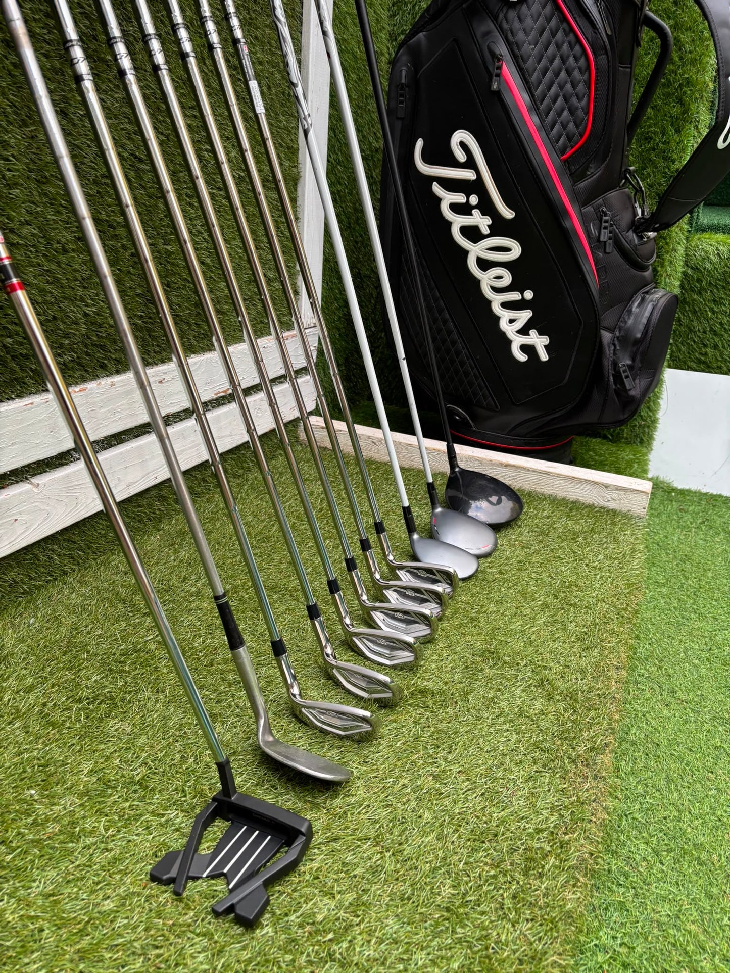 New Wilson Staff D7 Irons, Titleist Driver, Callaway Wood & Hybrid, New Wilson Infinite Putter Titleist Waterproof Cart Bag