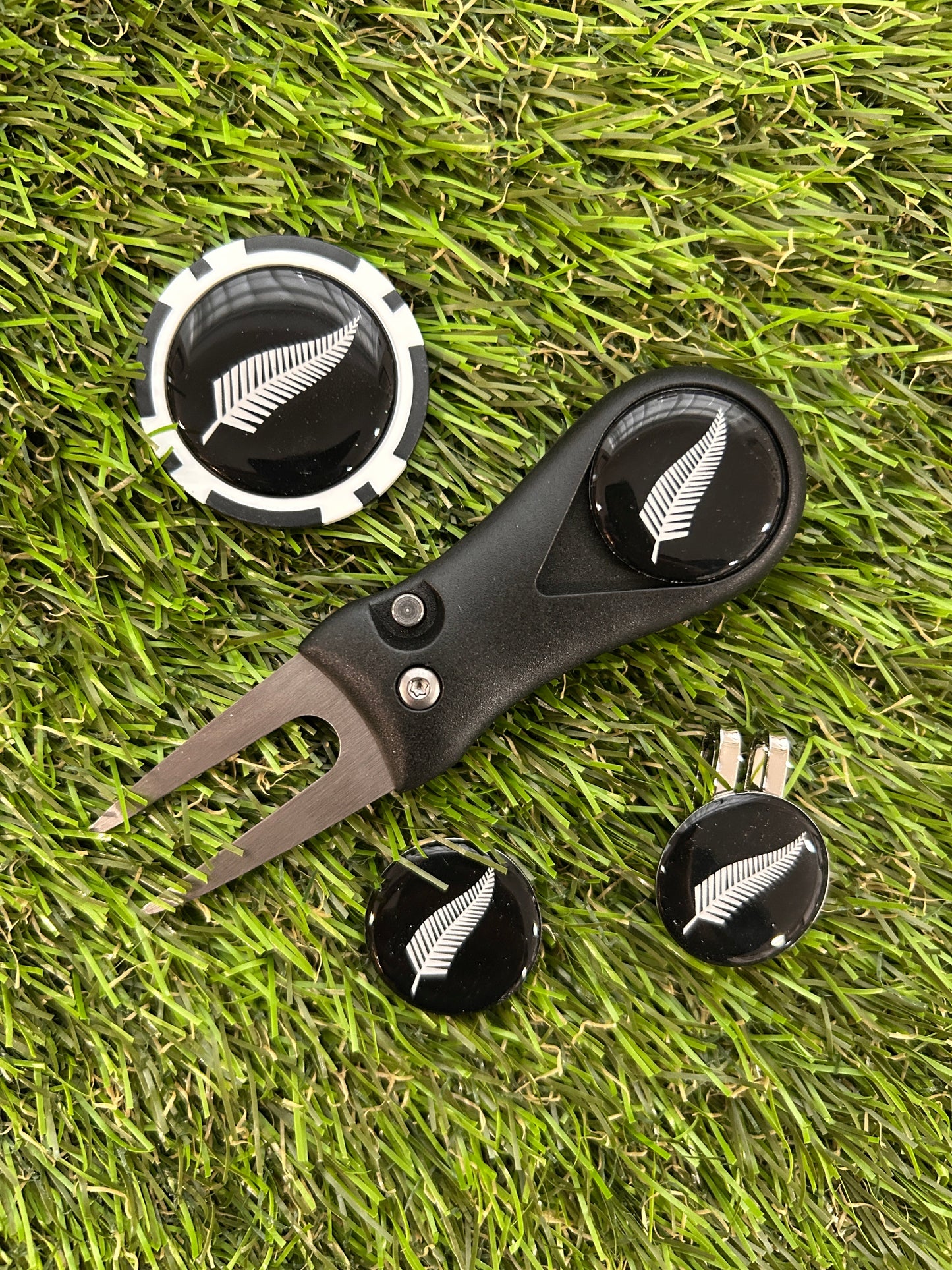New Zealand Golf plastic Pitchfork Magnetic Hat Clip With 3 Markers And Poker chip