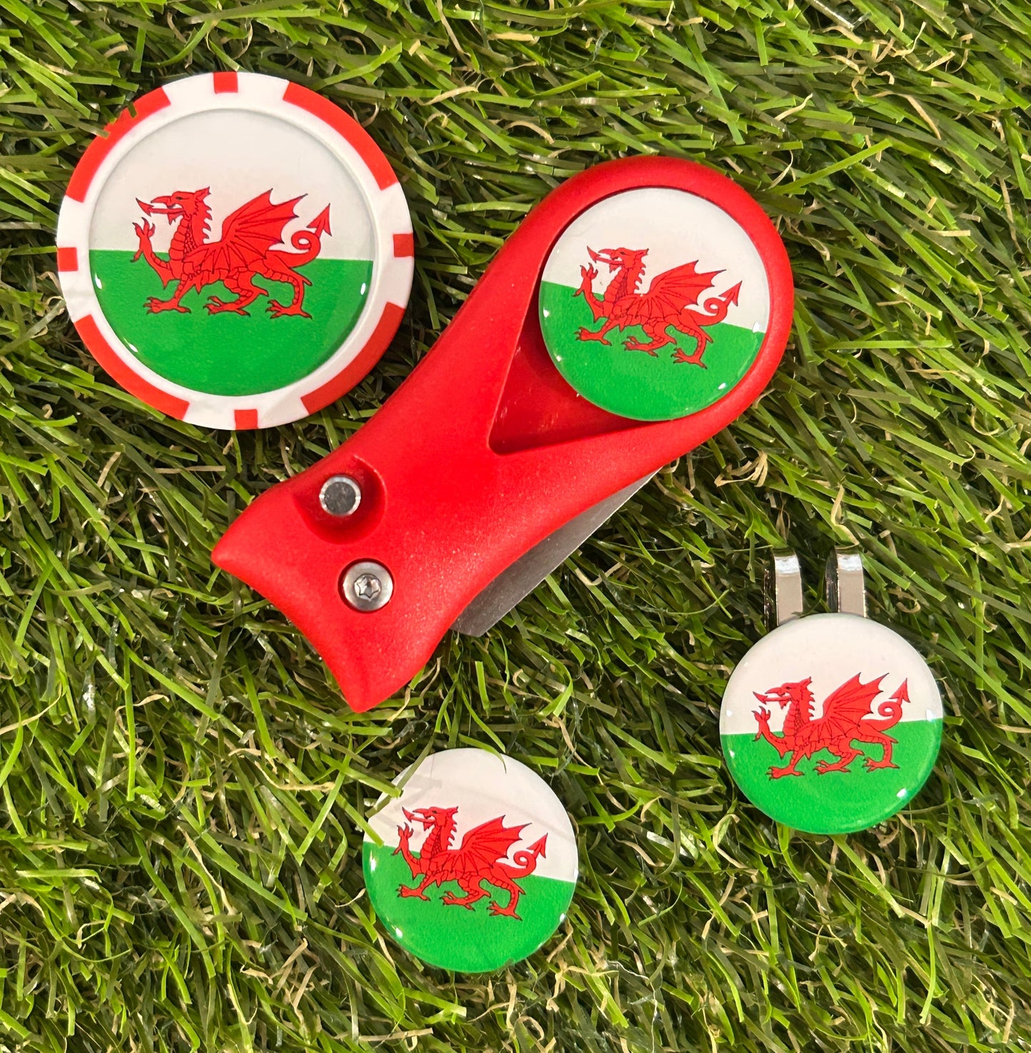 Golf Pitchfork Magnetic Hat Clip With 3 Welsh Flag Markers And Poker Chip