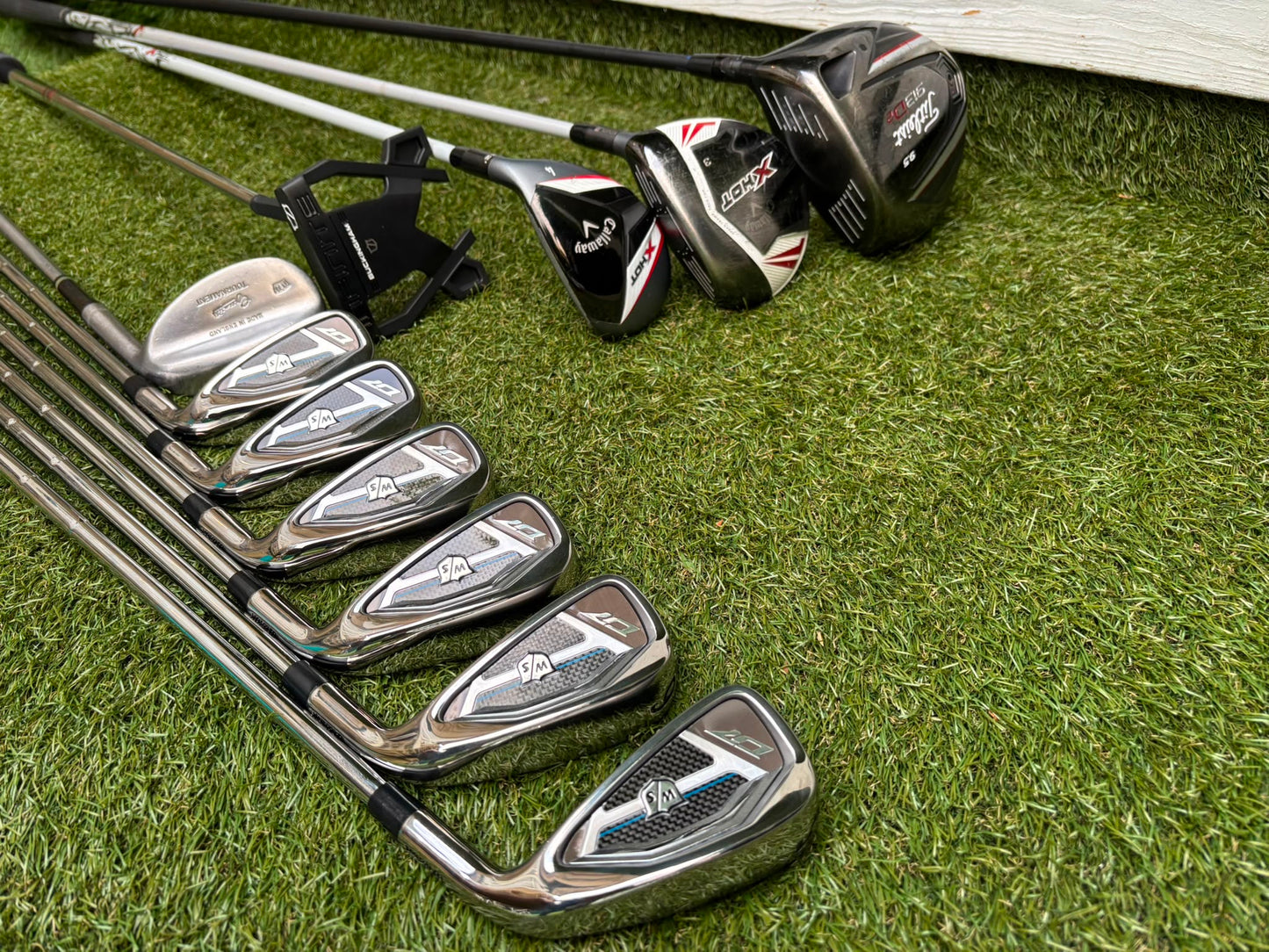 New Wilson Staff D7 Irons, Titleist Driver, Callaway Wood & Hybrid, New Wilson Infinite Putter Titleist Waterproof Cart Bag
