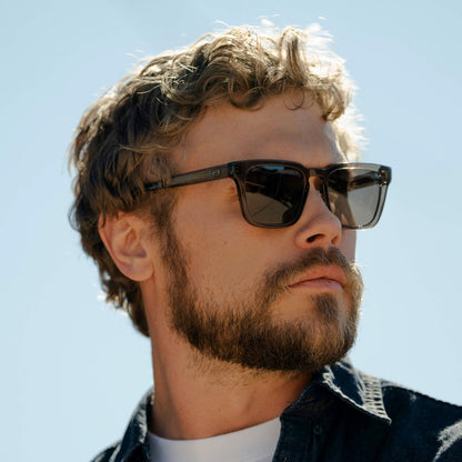 Lunettes de soleil carrées MAVERICK pour homme, couleur bronze cristal, par WMP Eyewear UK