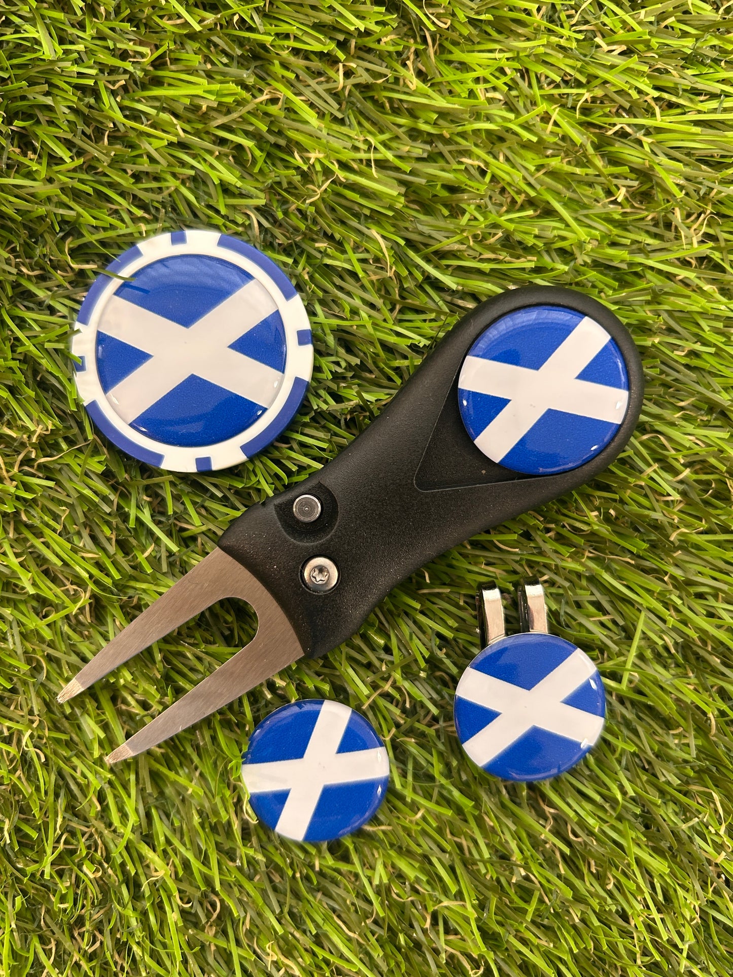 Flags of the World Plastic Pitchfork 3 Flag markers and poker chip