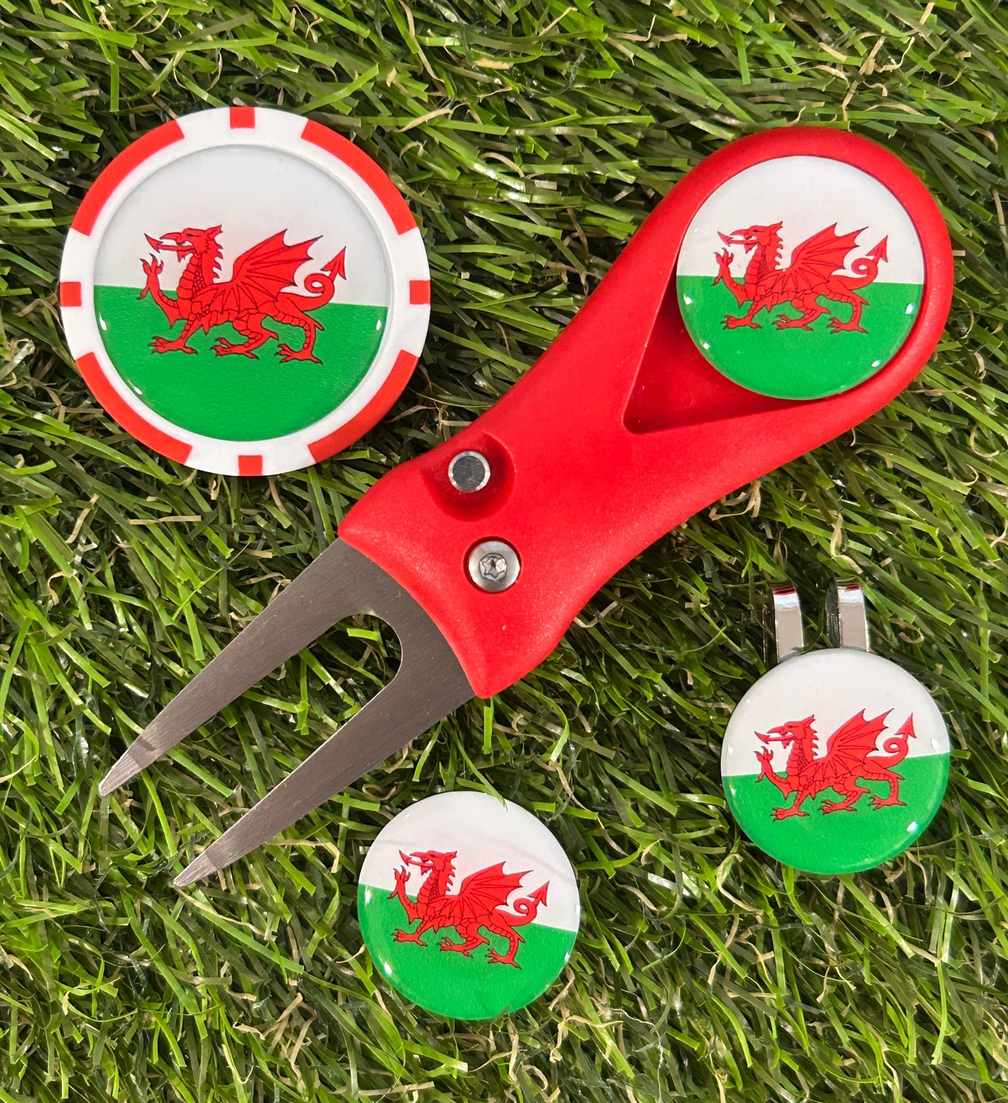 Golf Pitchfork Magnetic Hat Clip With 3 Welsh Flag Markers And Poker Chip