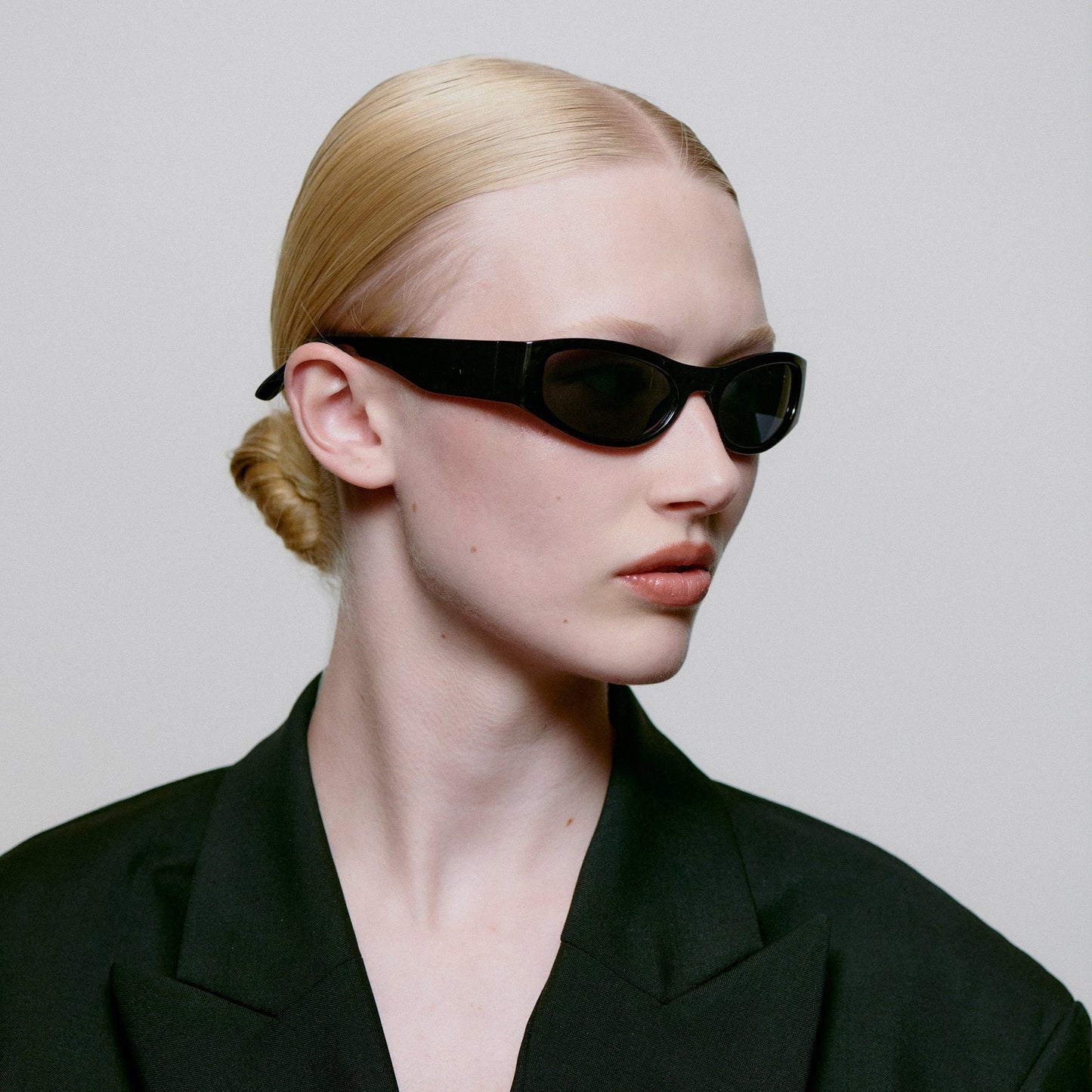 A.KJÆRBEDE GUST Sporty Cat-Eye Sunglasses l Black