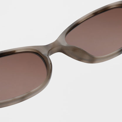 A.KJÆRBEDE MACY Sunglasses l Cookie Dough Slim Frame